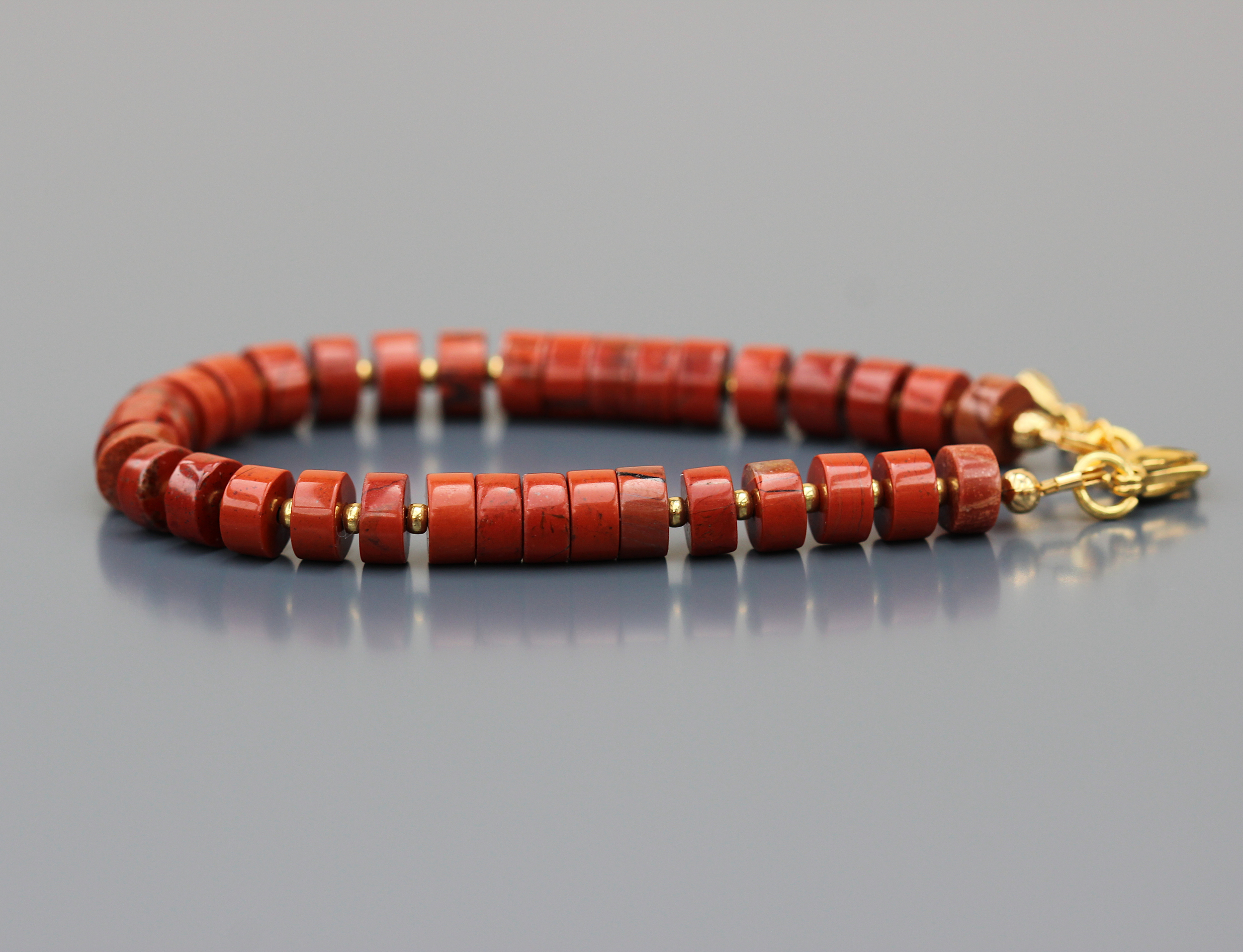 Côté droit du bracelet Chani en jaspe rouge