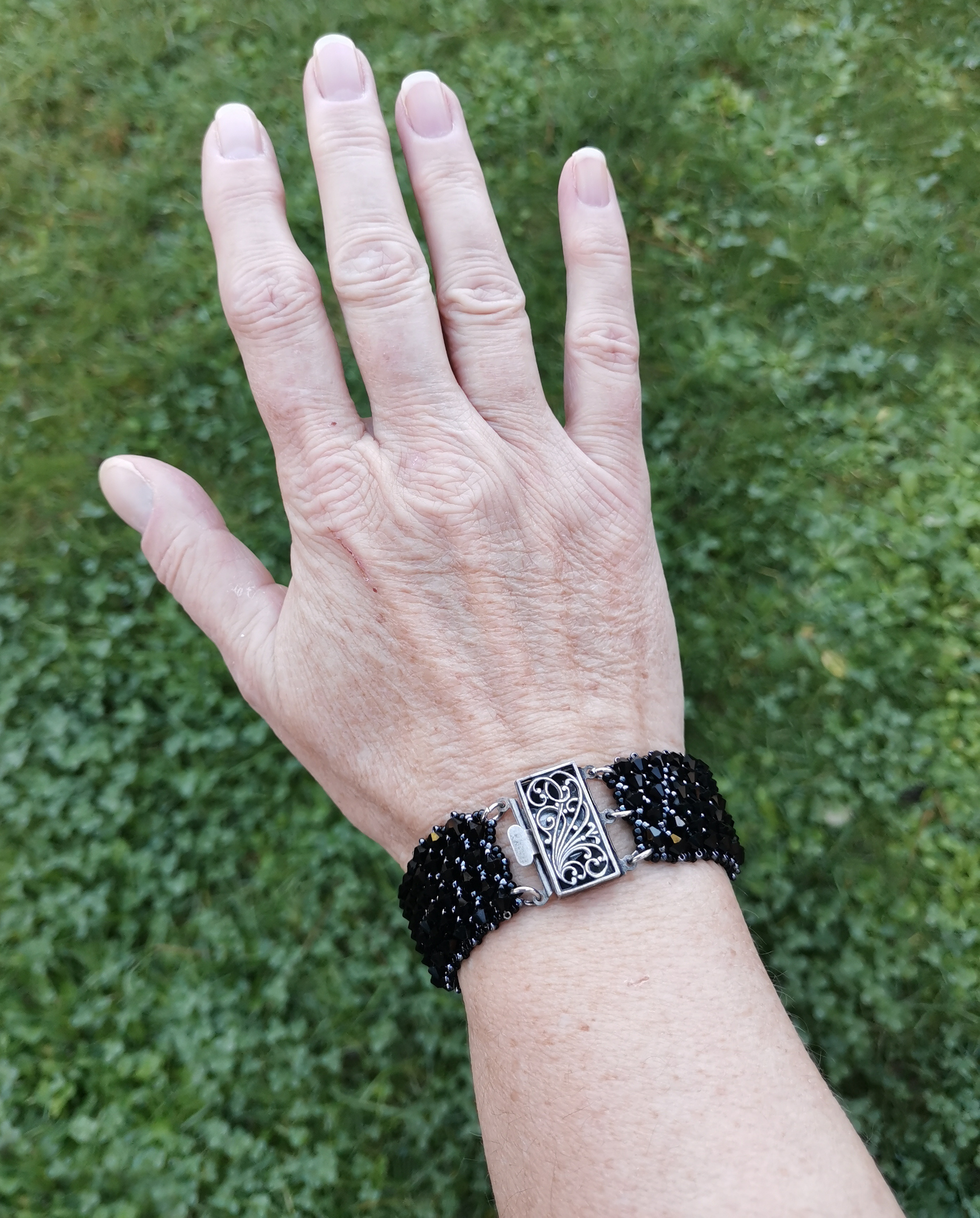 Bracelet manchette noir pour femme en toupies cristal et rocailles porté par DorienneB