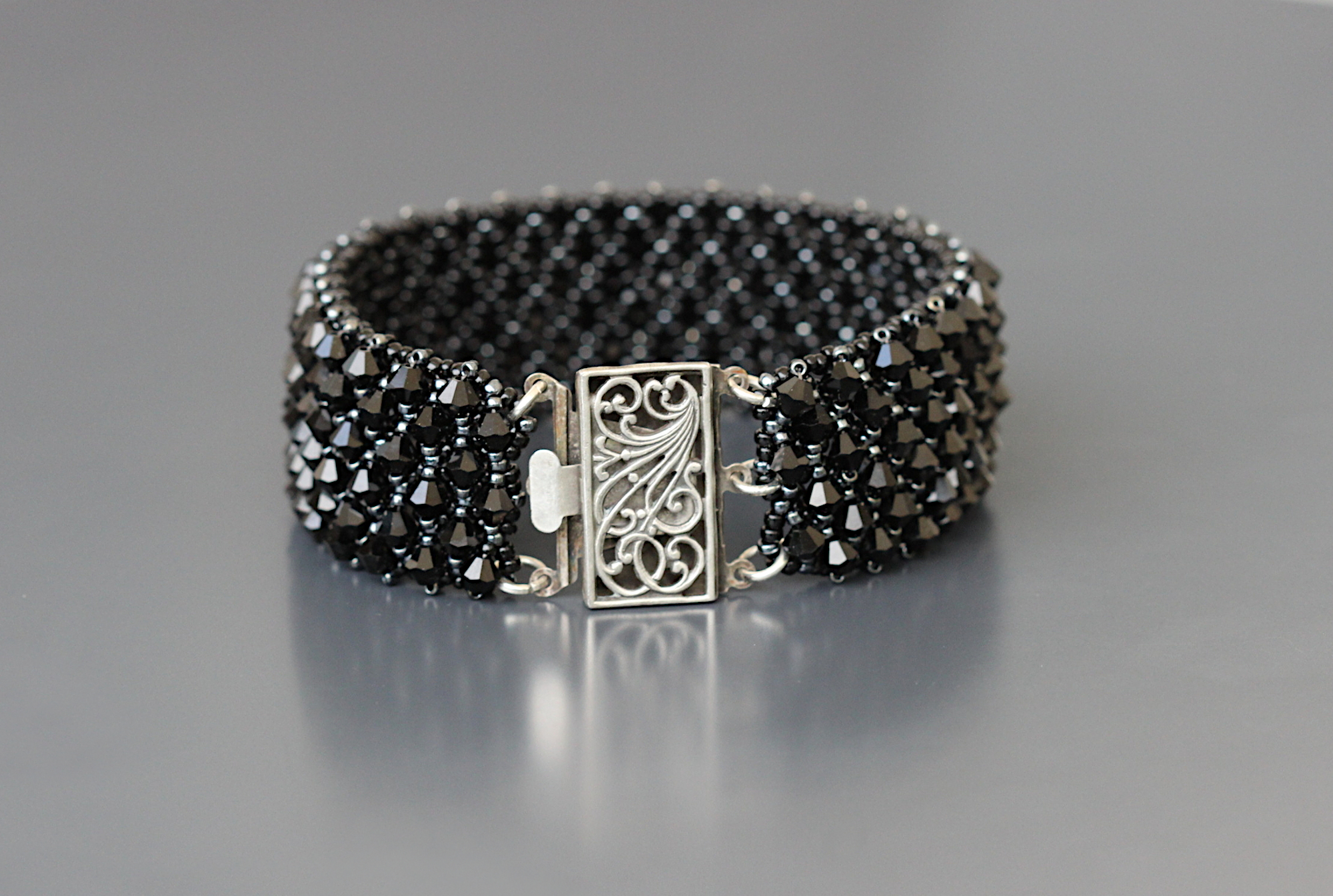 fermoir ouvragé rectangulaire 3 rangs en métal argenté vieilli du bracelet Inès en cristal noirbracelet Inès