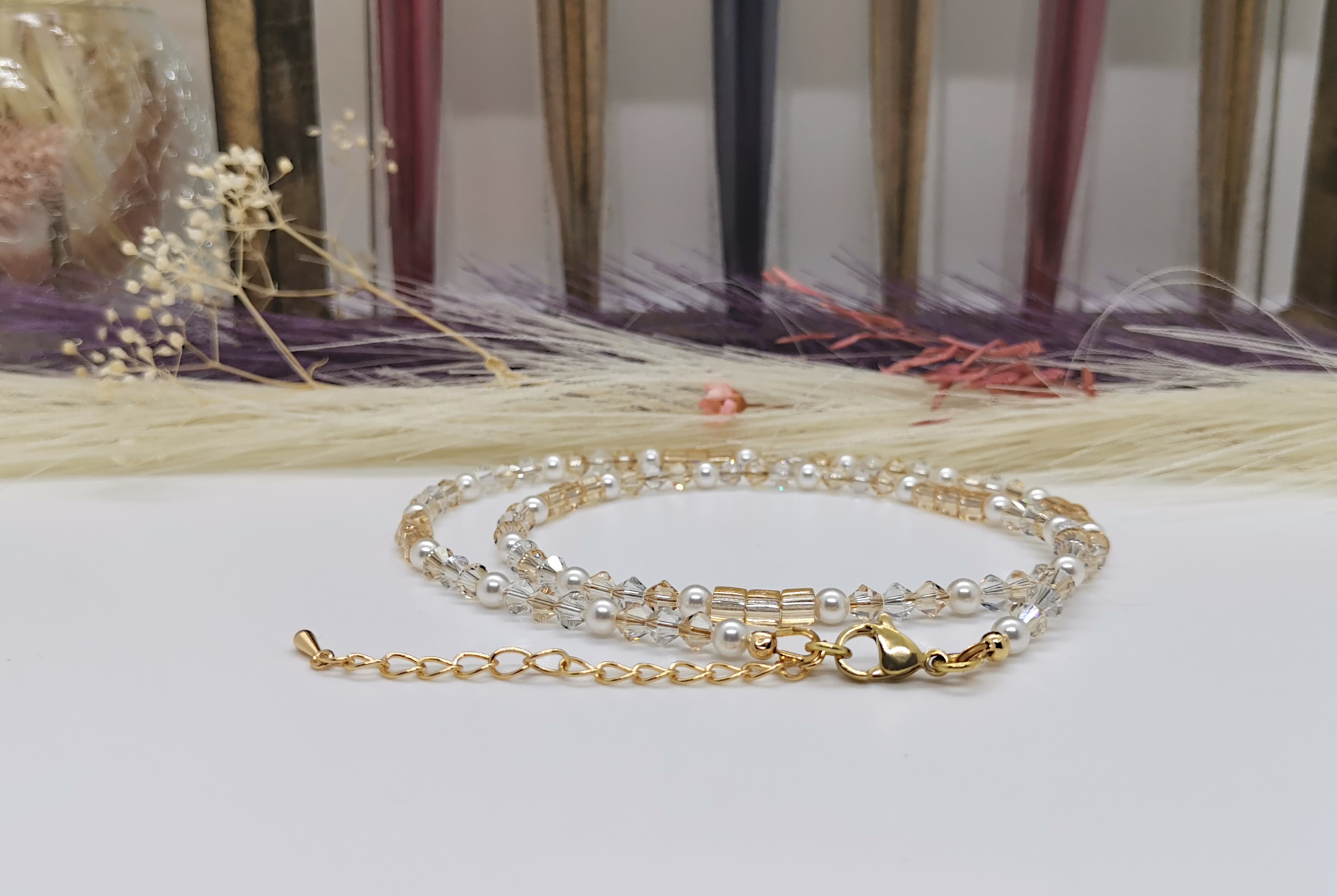 Fermoir et extension inox doré du collier court pour femme en cristal beige et blanc nacré