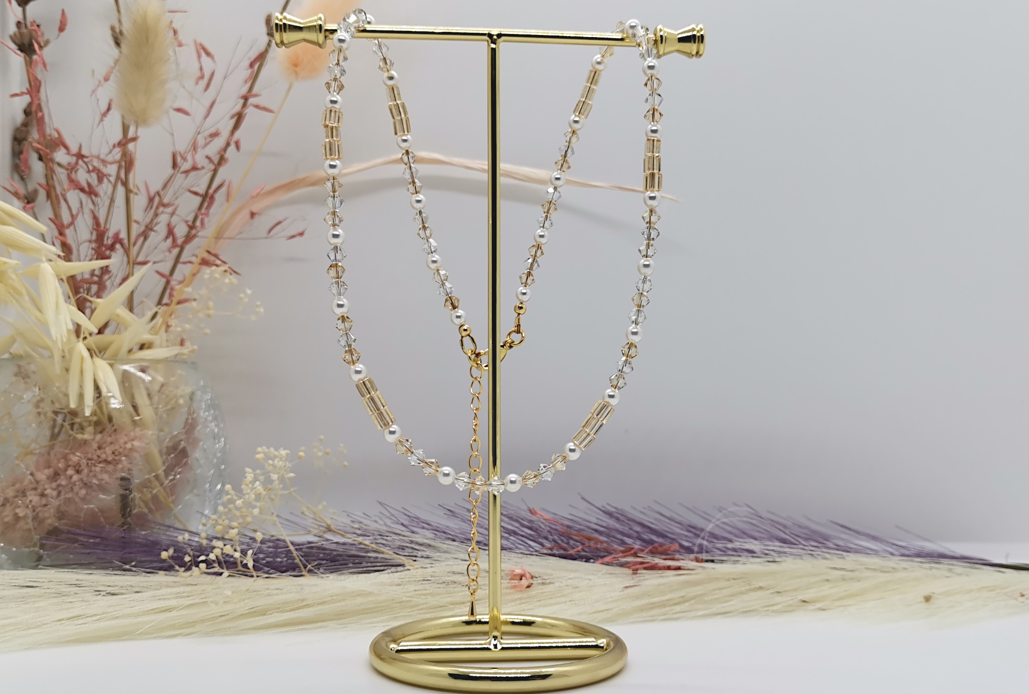 Collier court pour femme cristal et beige en perles rondes et toupies cristal PureCrystal. Fermoir et extension inox doré