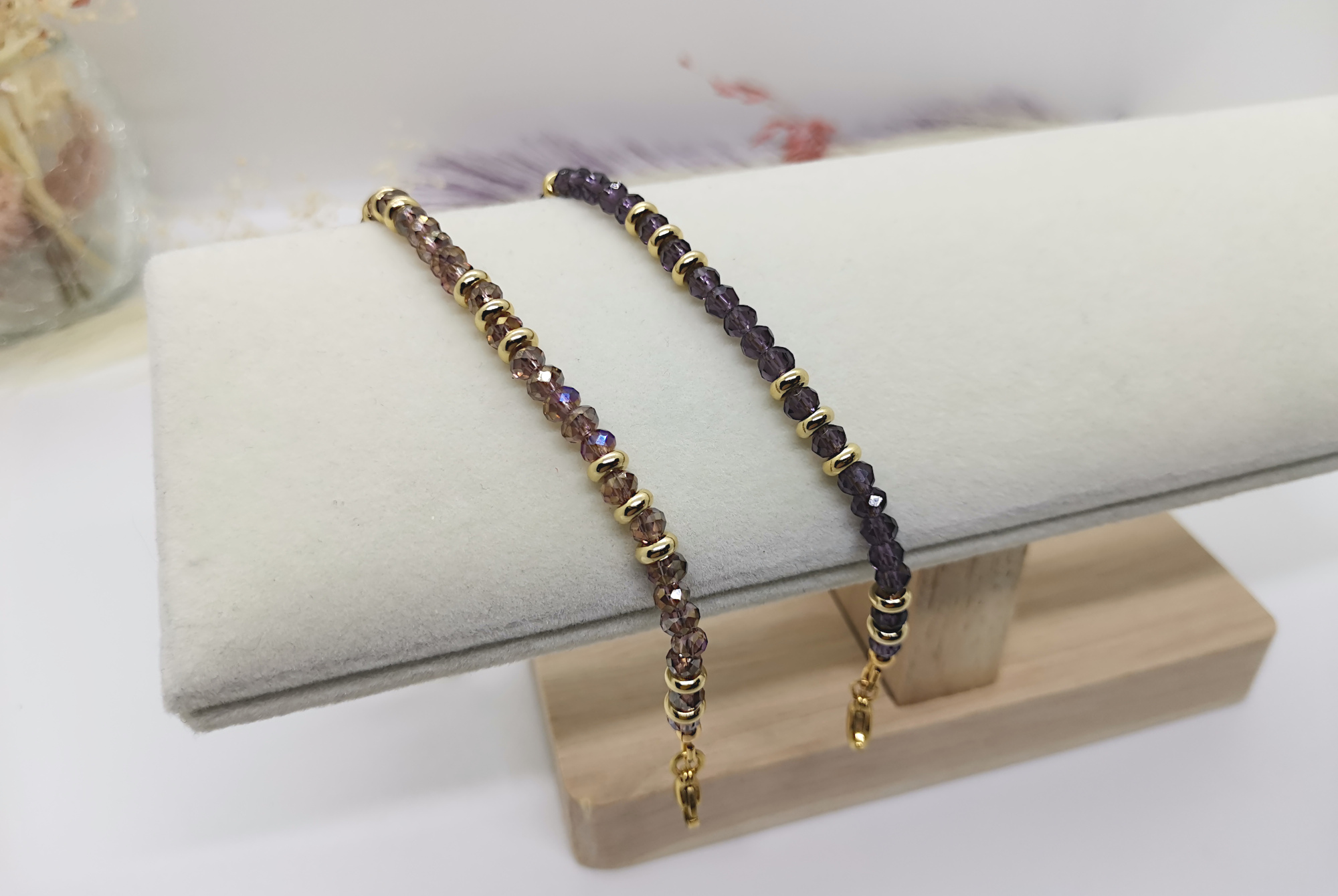 Bracelets Amélie pour femme. Perles rondes aplaties en cristal et heishi en inox doré. Deux couleurs de cristal au choix, rose ou améthyste.