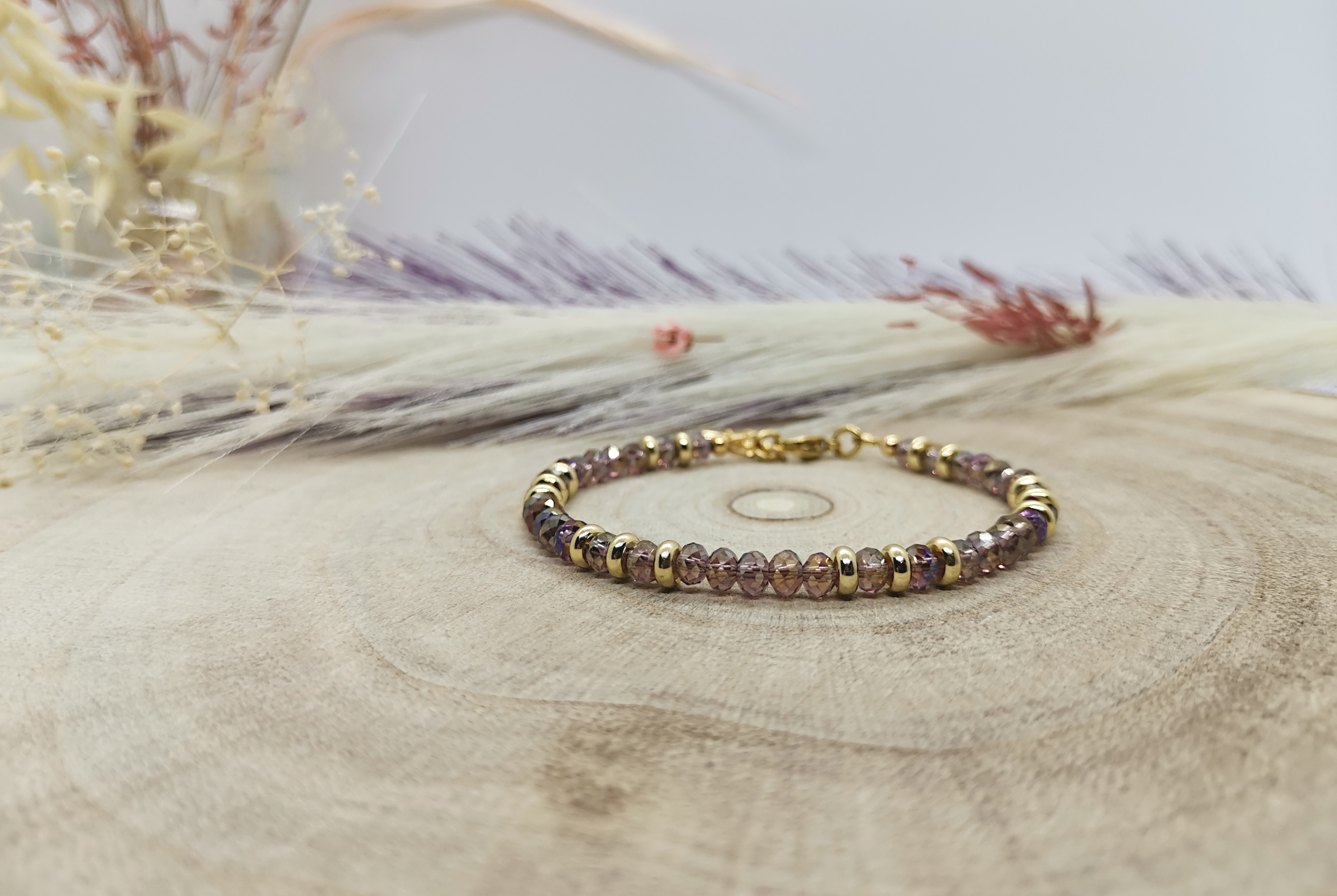 Bracelet Amélie pour femme. Perles rondes aplaties en cristal européen coloris améthyste ab et perles heishi en acier inox doré