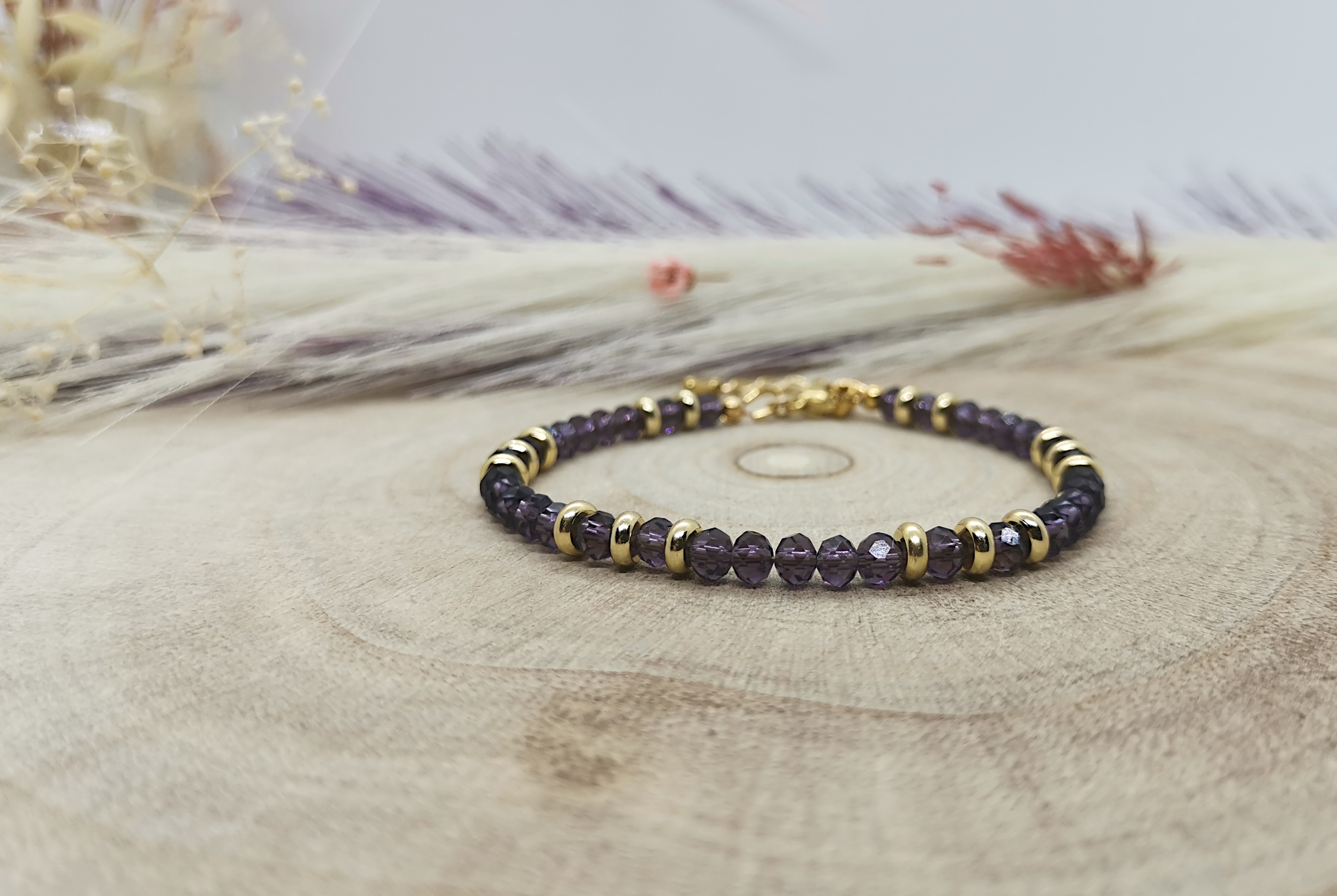Bracelet Amélie en perles rondes aplaties couleur améthyste avec rondelles acier inox doré