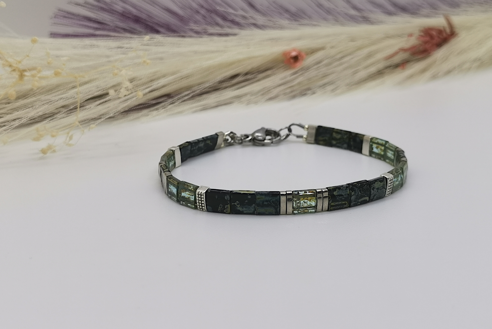 Bracelet Tiphen noir picasso et vert clair pour femme. Perles plates et carrées en verre de la collection Tila Miyuki. Fermoir inox