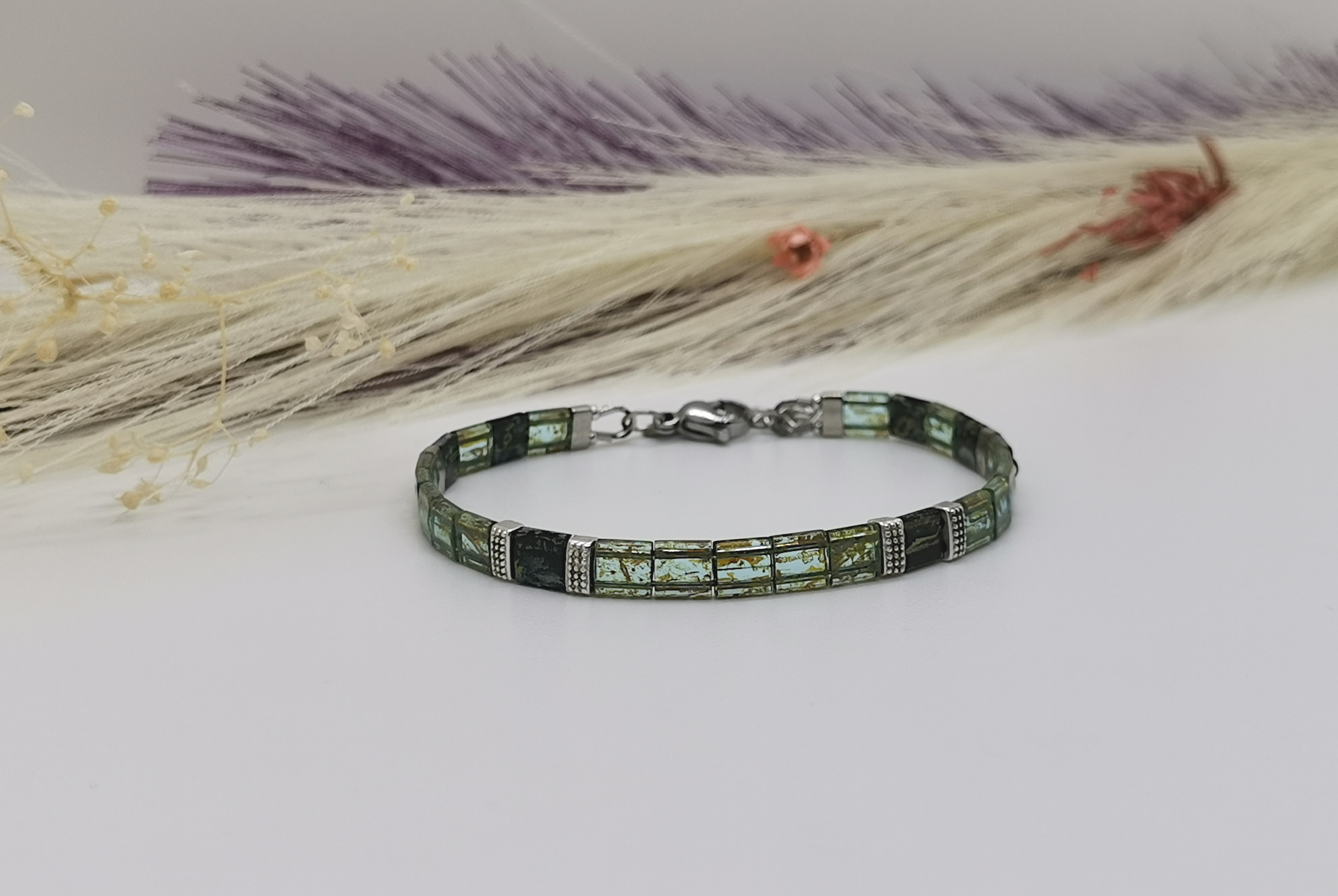 Bracelet Tiphen vert clair pour femme. Perles carrées Tila Miyuki coloris Transparent Sea Foam Picasso