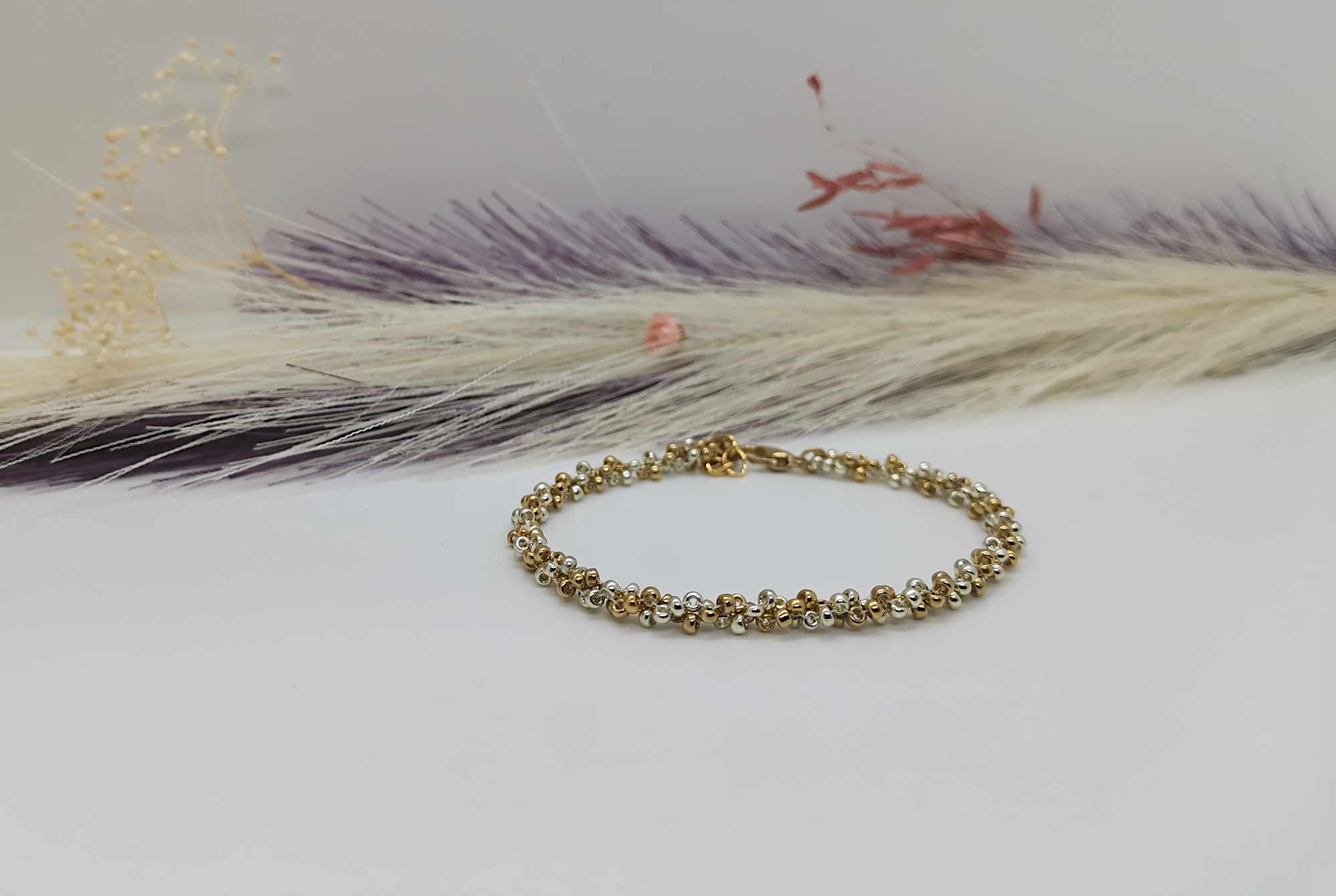 Bracelet minimaliste Allya pour femme. Perles de rocailles galvanisées or et argent. Fermoir mousqueton et extension laiton doré à lor fin