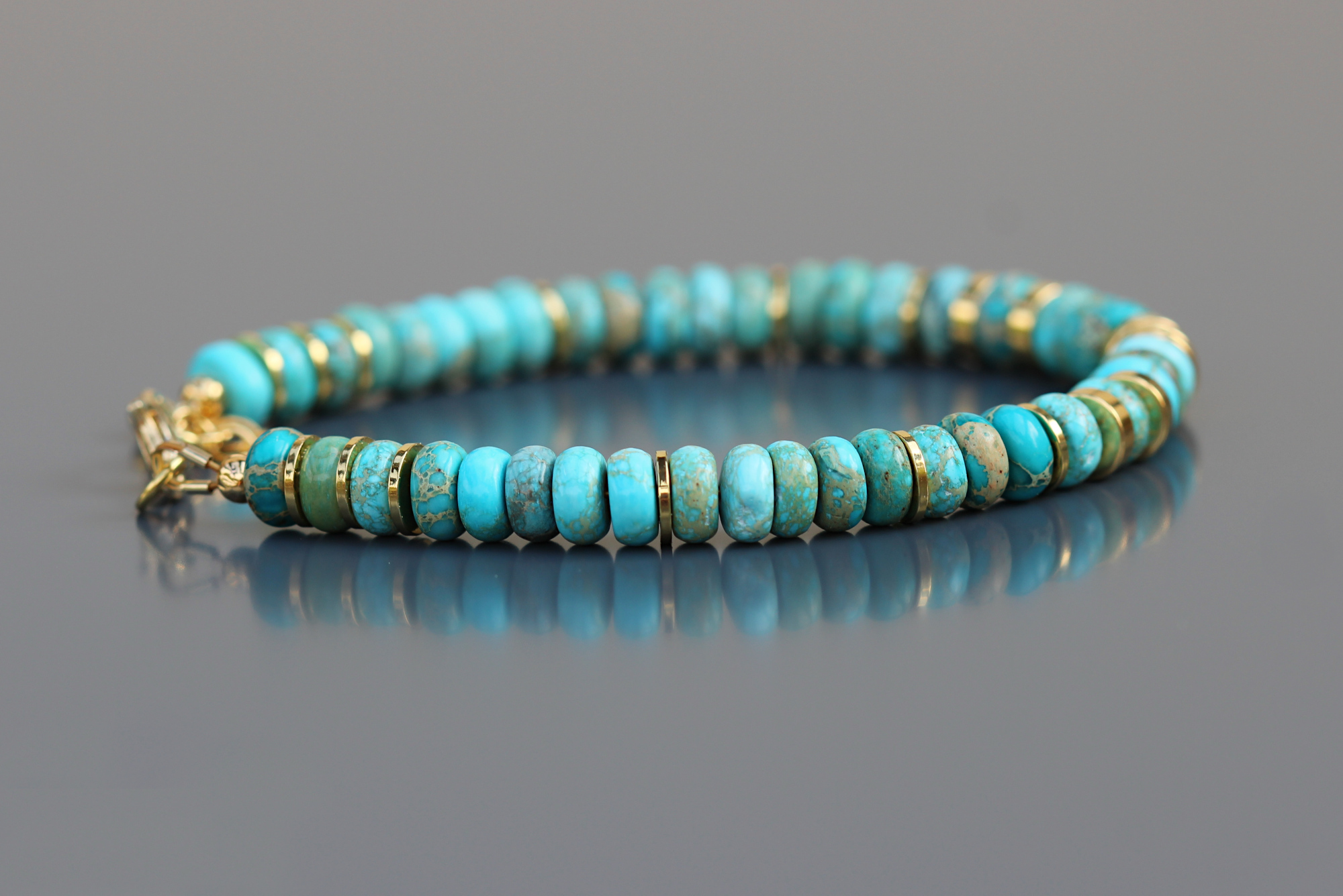 Côté gauche du bracelet Coralia en jaspe impérial turquoise