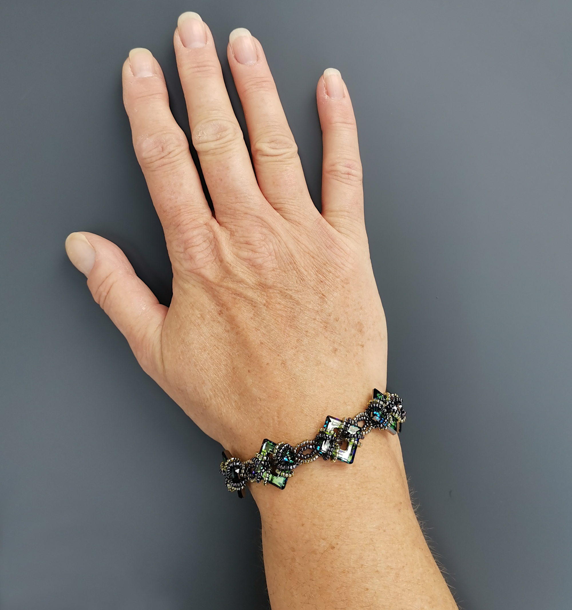 Bracelet Carlyne en perles cristal carrées porté par DorienneB