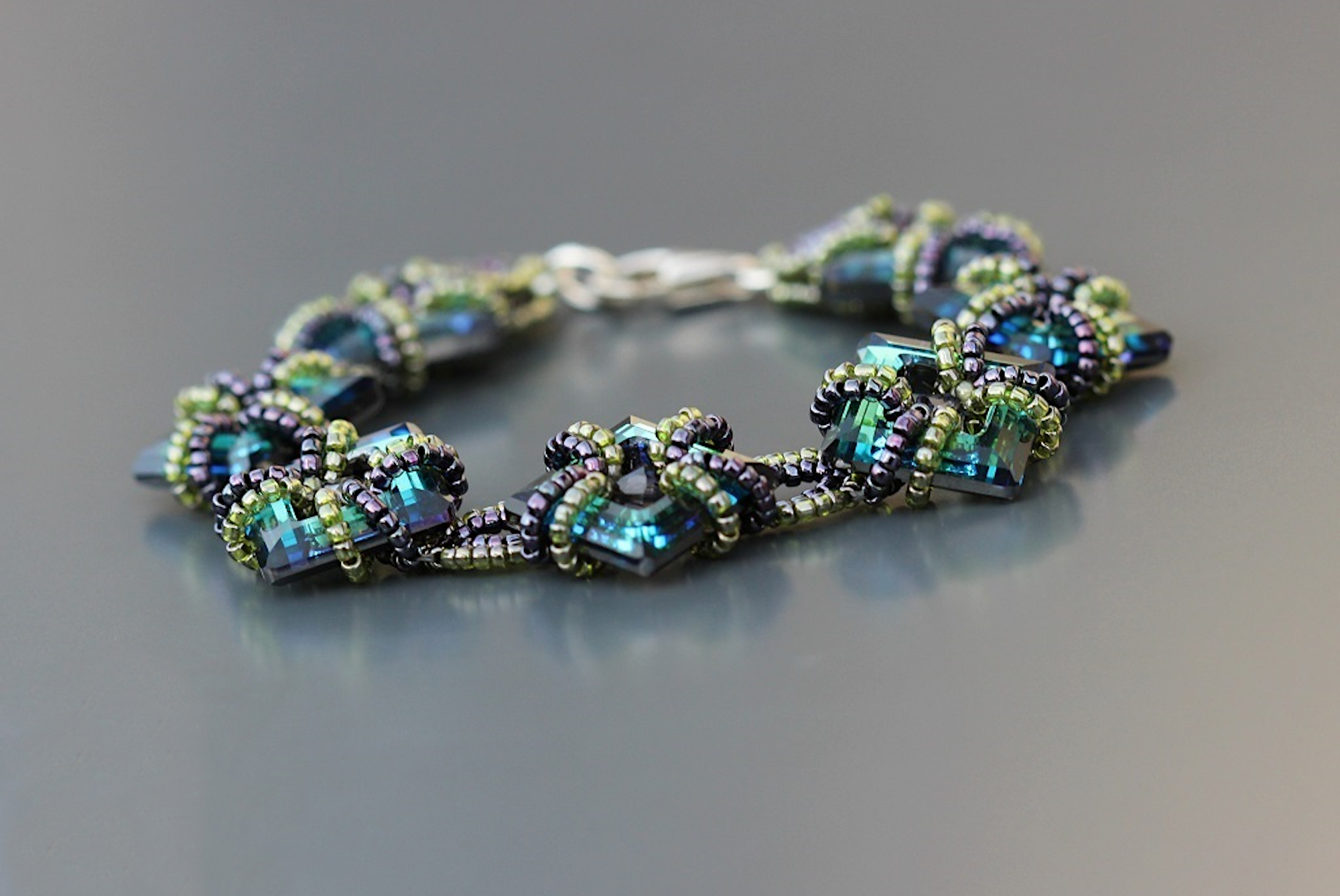 Bracelet Carlyne en cristal turquoise, toupies lavande et rocailles toho