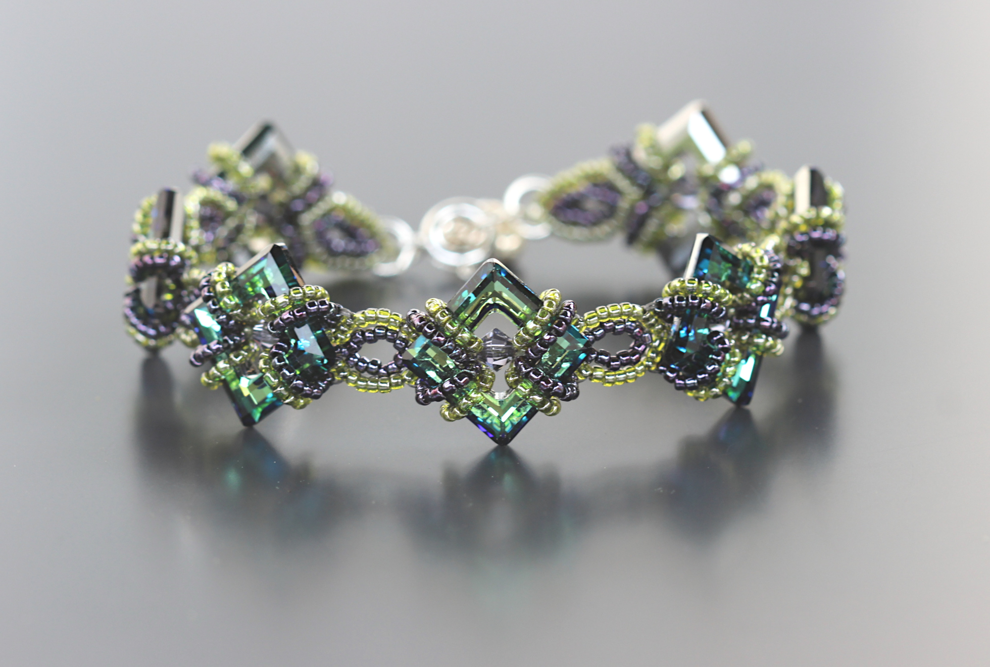 Bracelet Carlyne en perles carrées évidées cristal et rocailles toho pour femme