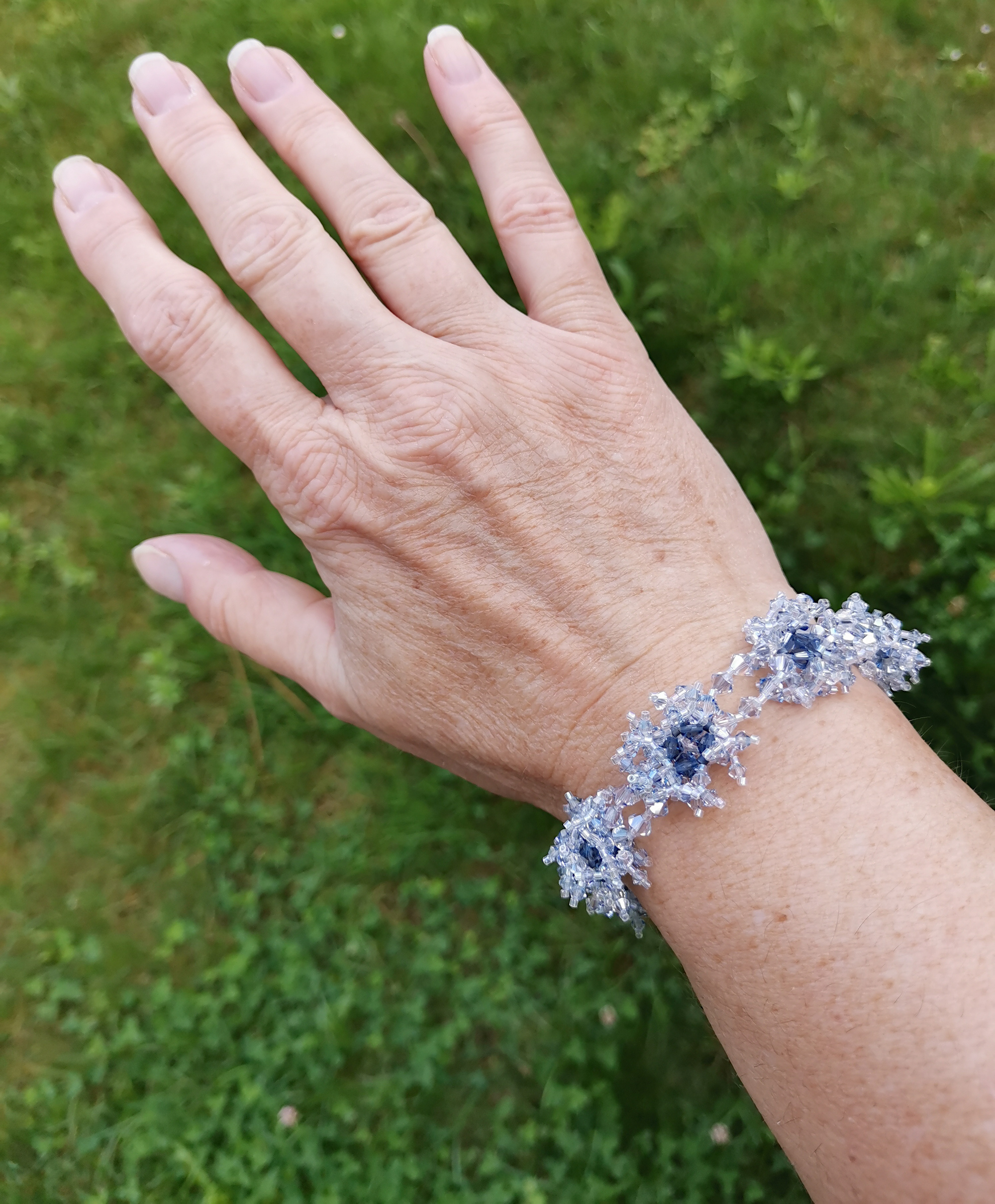 Bracelet large pour femme en perles cristal porté par DorienneB