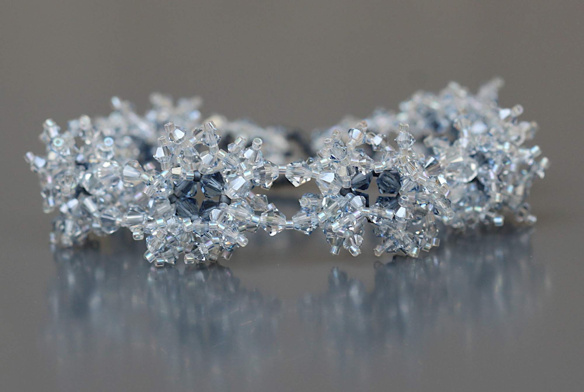 Bracelet pour femme bleu tansparent tissé main avec perles bicône cristal et rocailles Toho