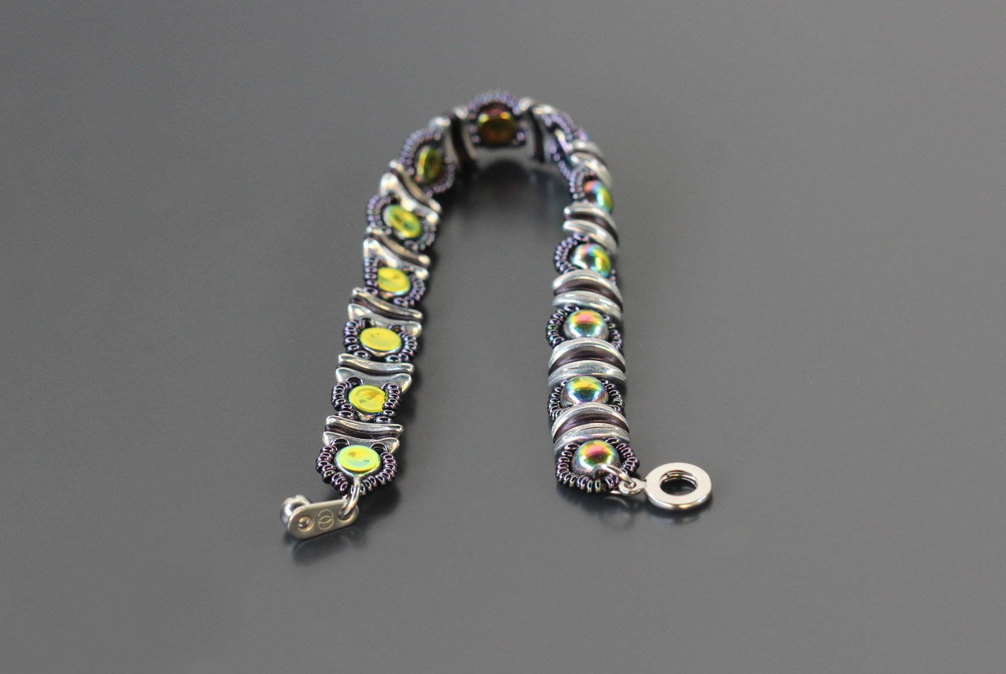 Dessus dessous du bracelet Briançon en perles CzechMates et cabochons à deux trous