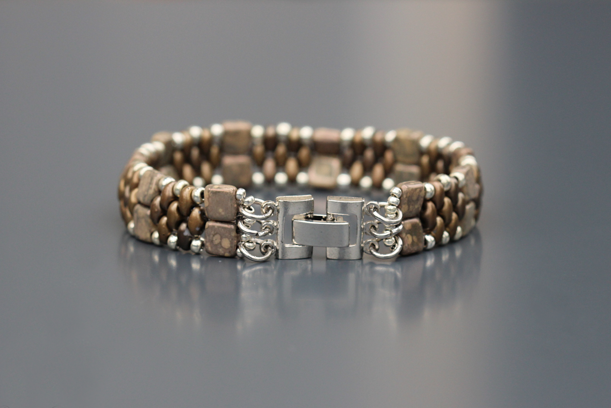 Fermoir montre du bracelet Carla beige en perles superduo et perles tuiles à deux trous