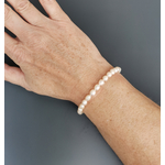 Bracelet Pricila blanc en perles deau douce porté par DorienneBCréations