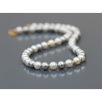 Collier Gisèle en perles rondes cristal blanc nacré avec heishi disque acier inox doré