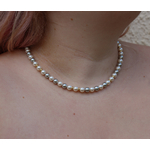 Collier Gisèle pour femme en perles cristal et acier inox doré porté par modèle