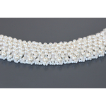 Collier Athèna avec perles nacrées blanches et rocailles tissées vu de près