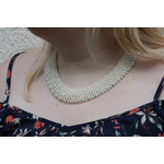 Collier plastron blanc en perles rondes nacrées cristal et rocailles porté par modèle