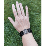 Bracelet manchette noir pour femme en toupies cristal et rocailles porté par DorienneB
