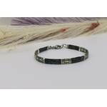 Bracelet Tiphen noir picasso et vert clair pour femme. Perles plates et carrées en verre de la collection Tila Miyuki. Fermoir inox