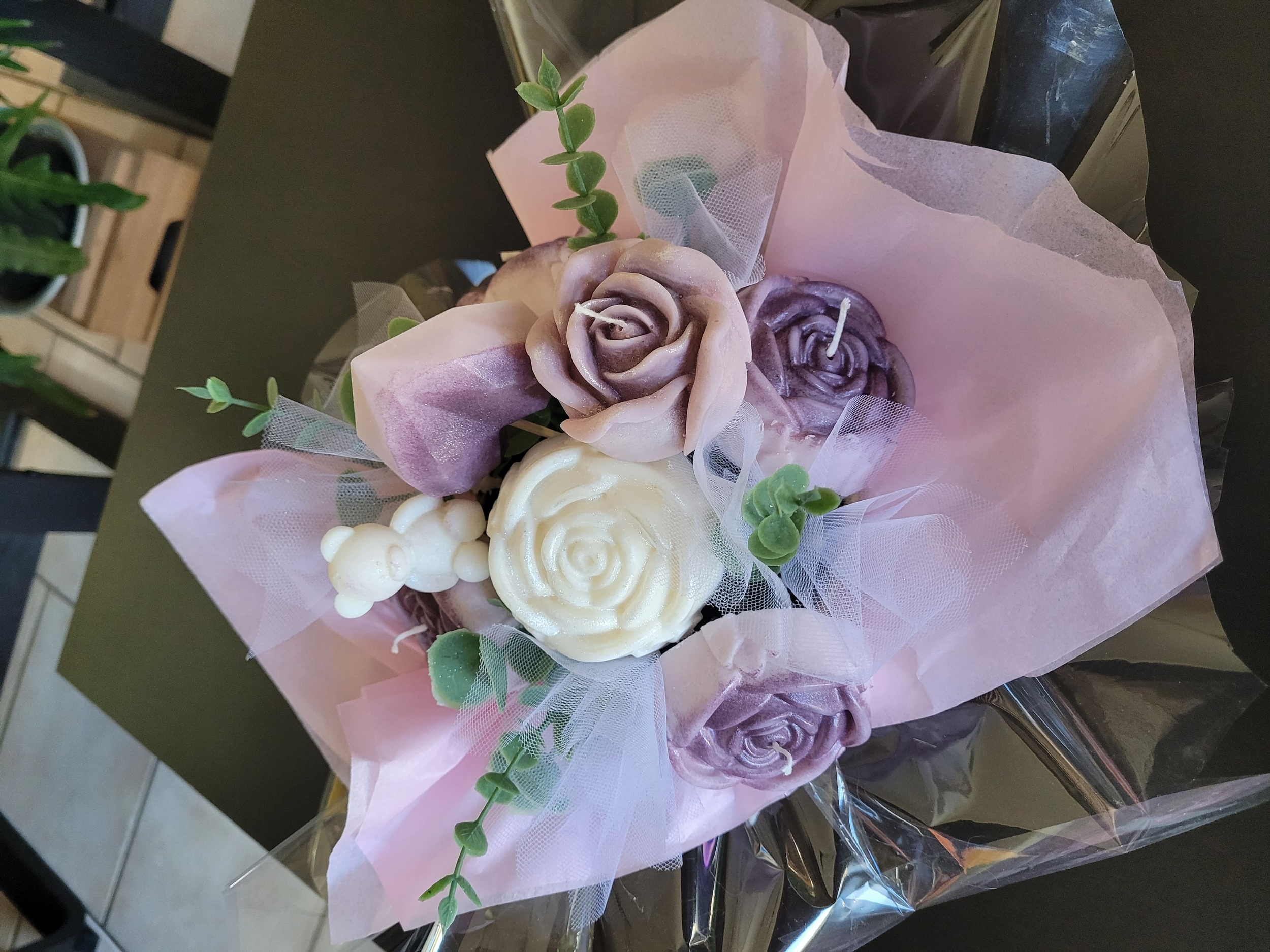 bouquet de fleurs lilas et blanches en bougiebougie