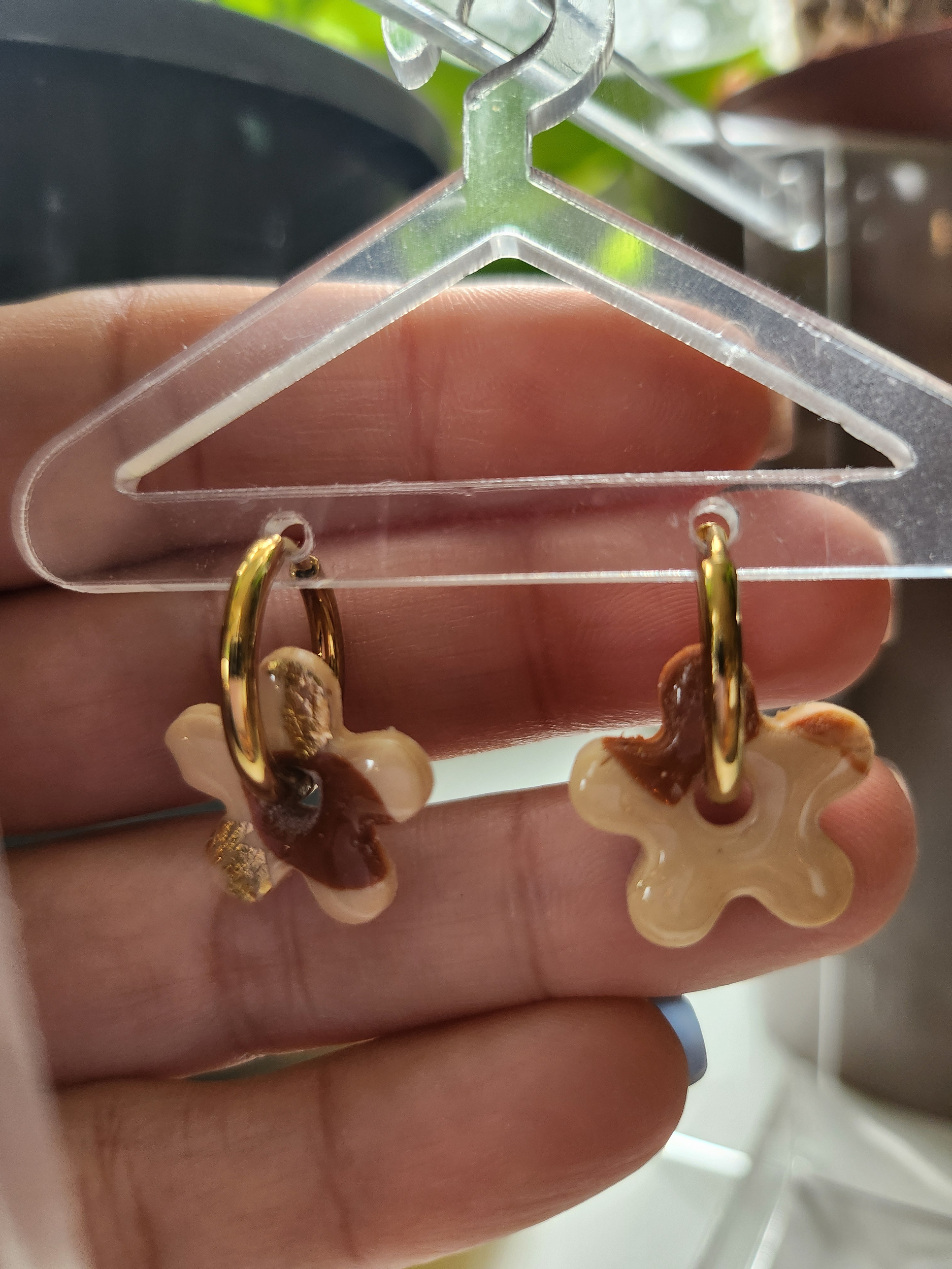 Boucles doreilles pate polymere mini charms fleur