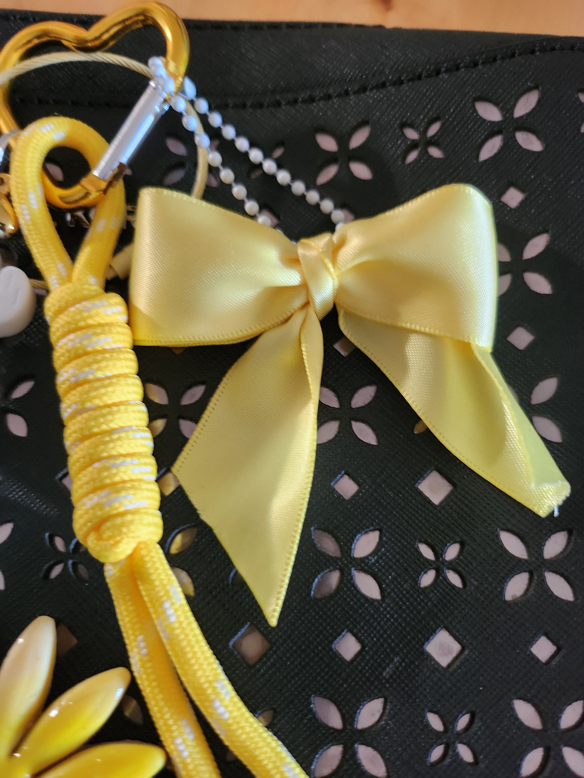 Bijoux de sac avec noeud jaune