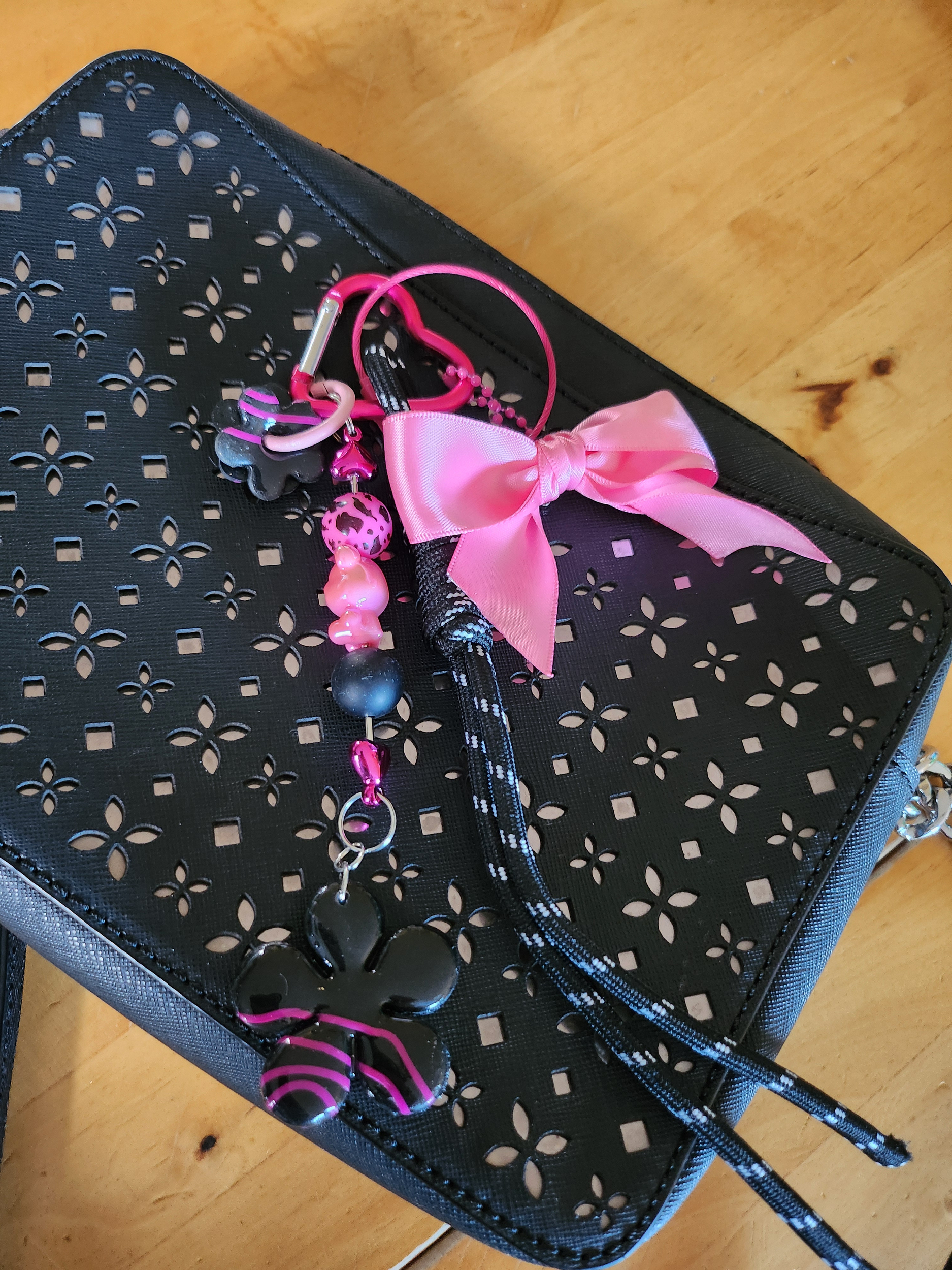 Bijoux de sac noir et fuchsia