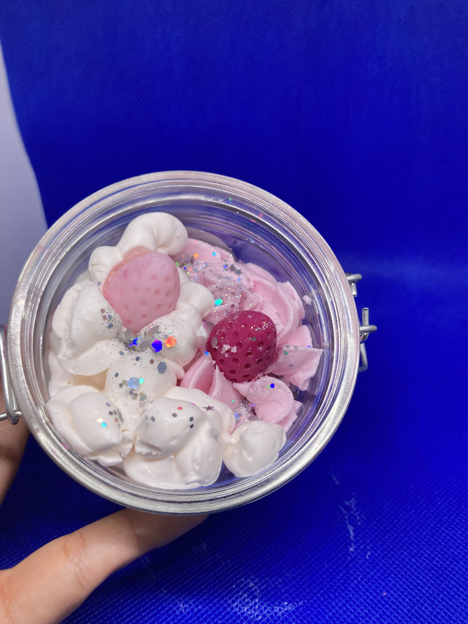 Bougie-gourmande-chantilly-blanc-et-rose