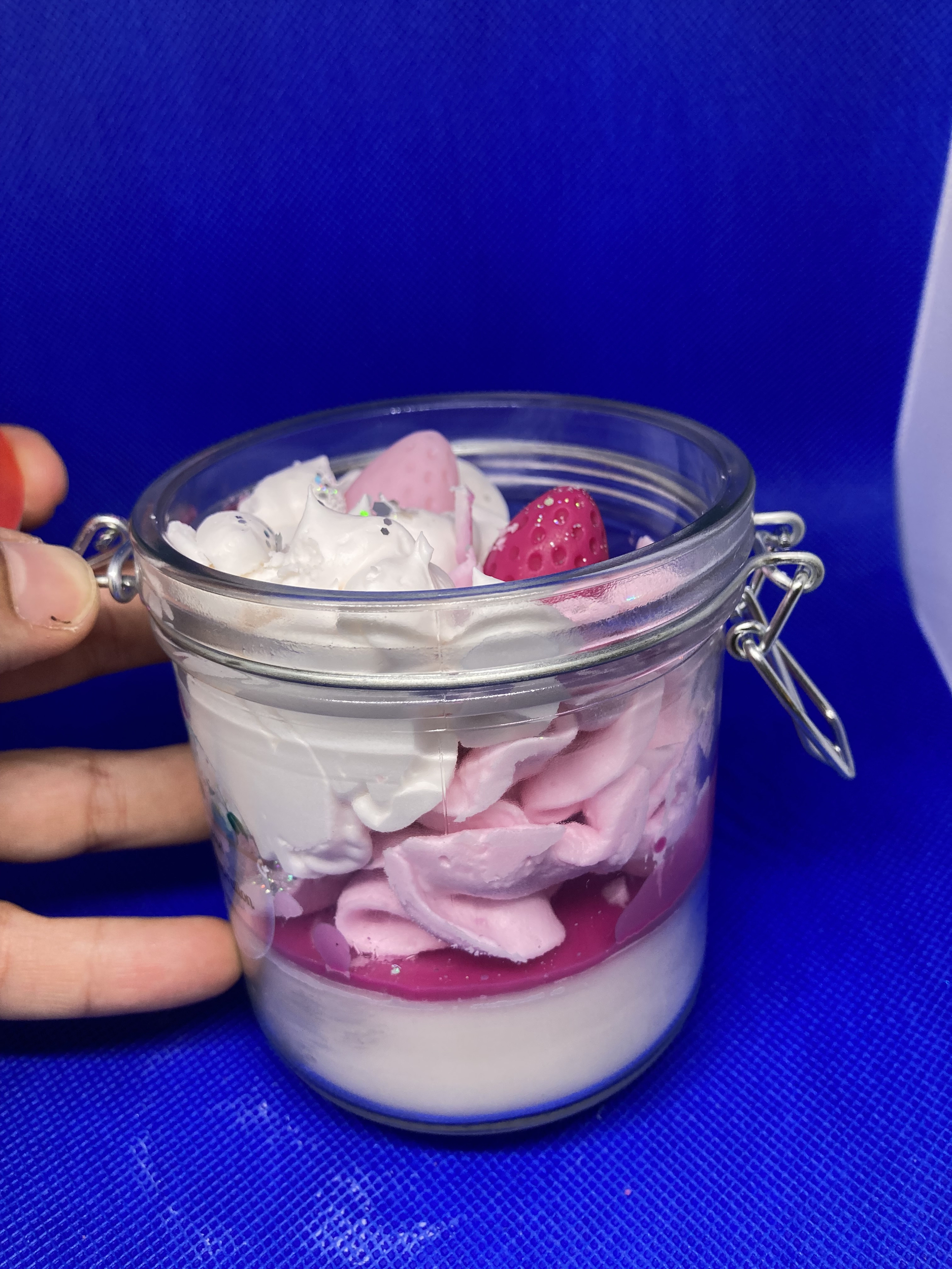 Bougie-gourmande-fraise-chantilly