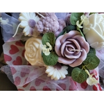 bougies pivoines et roses en bouquet