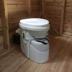 Toilettes compostables Nature Head dans une maison écologique