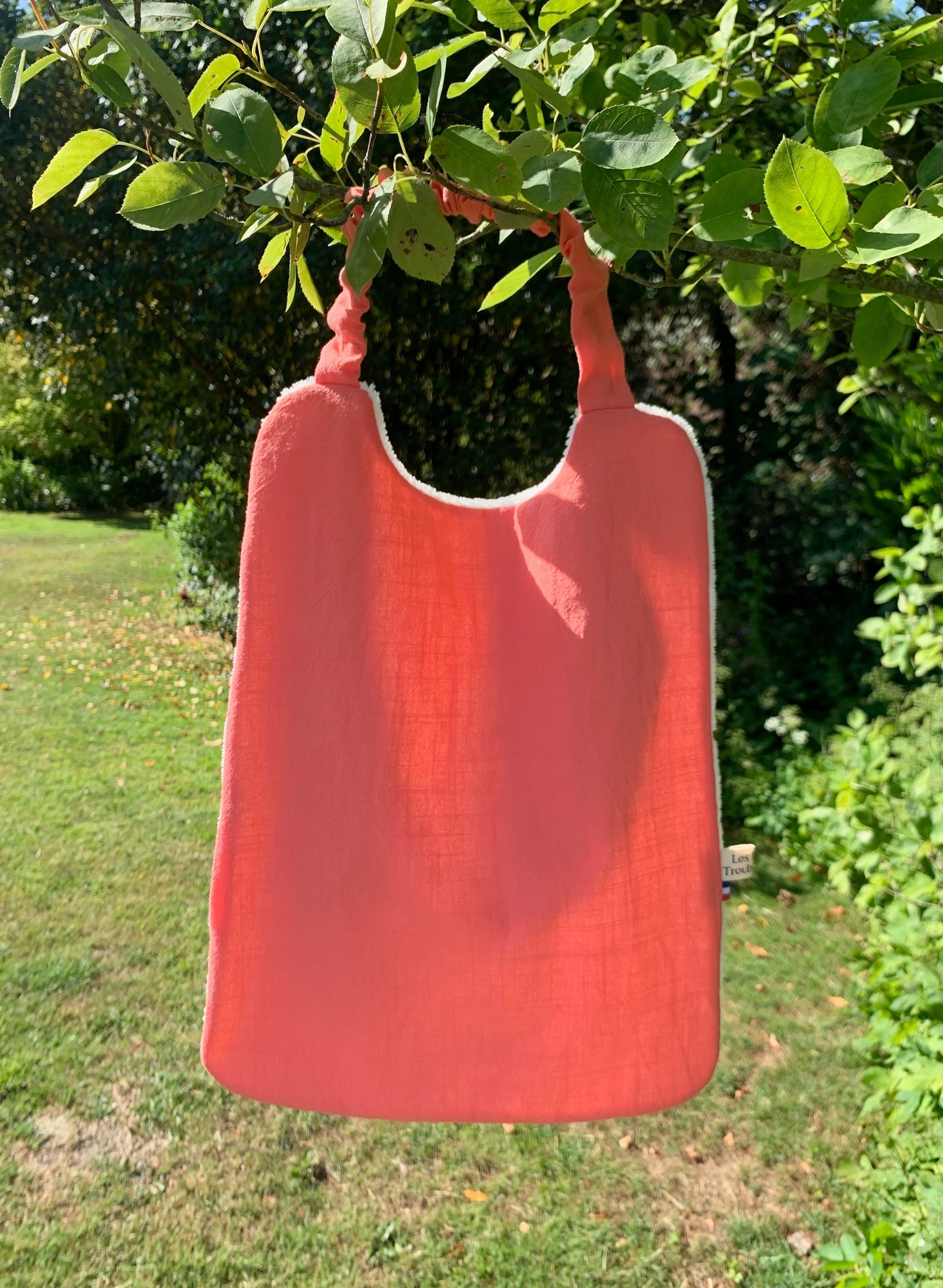 bavoir élastiqué corail