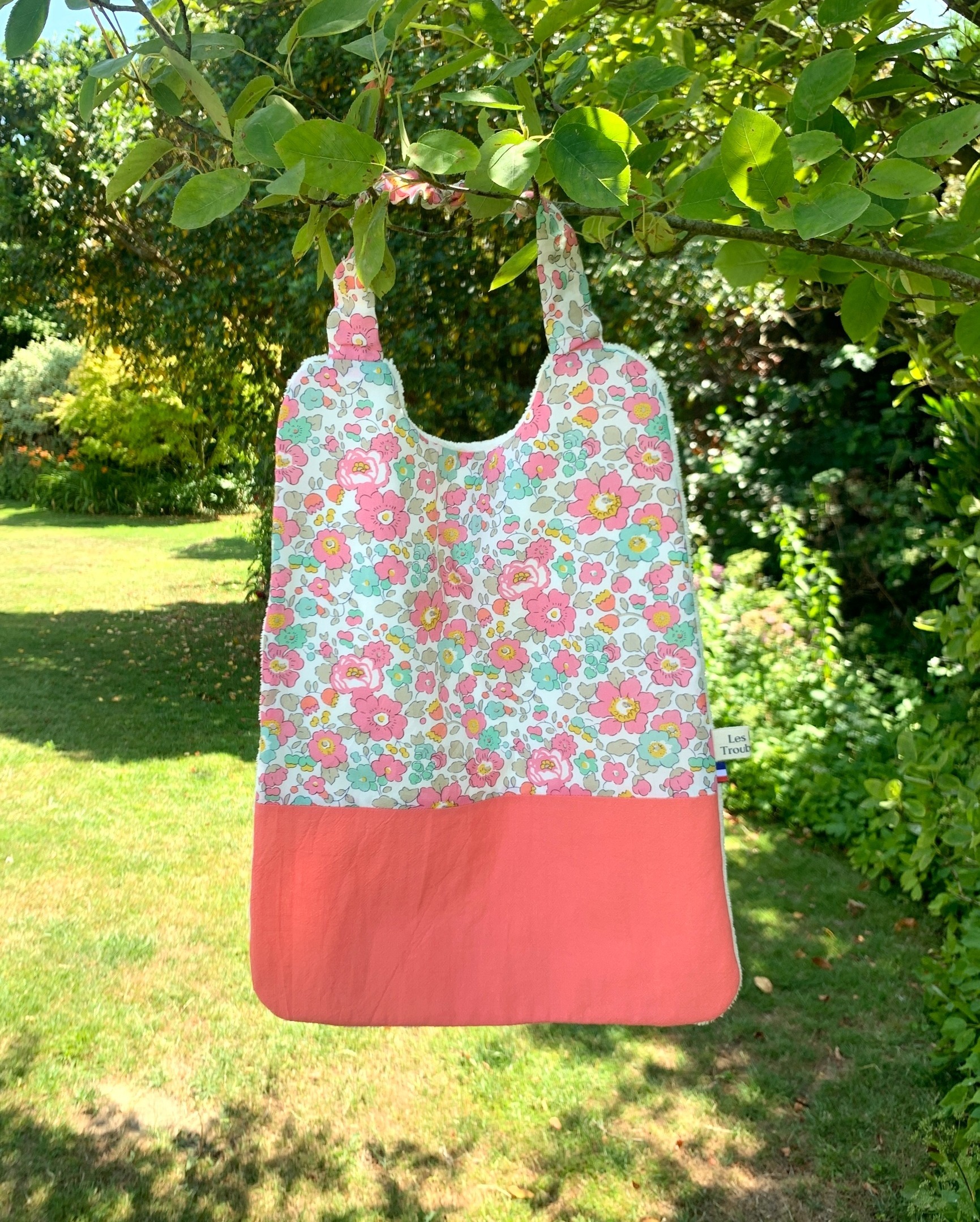 bavoir élastiqué corail et betsy