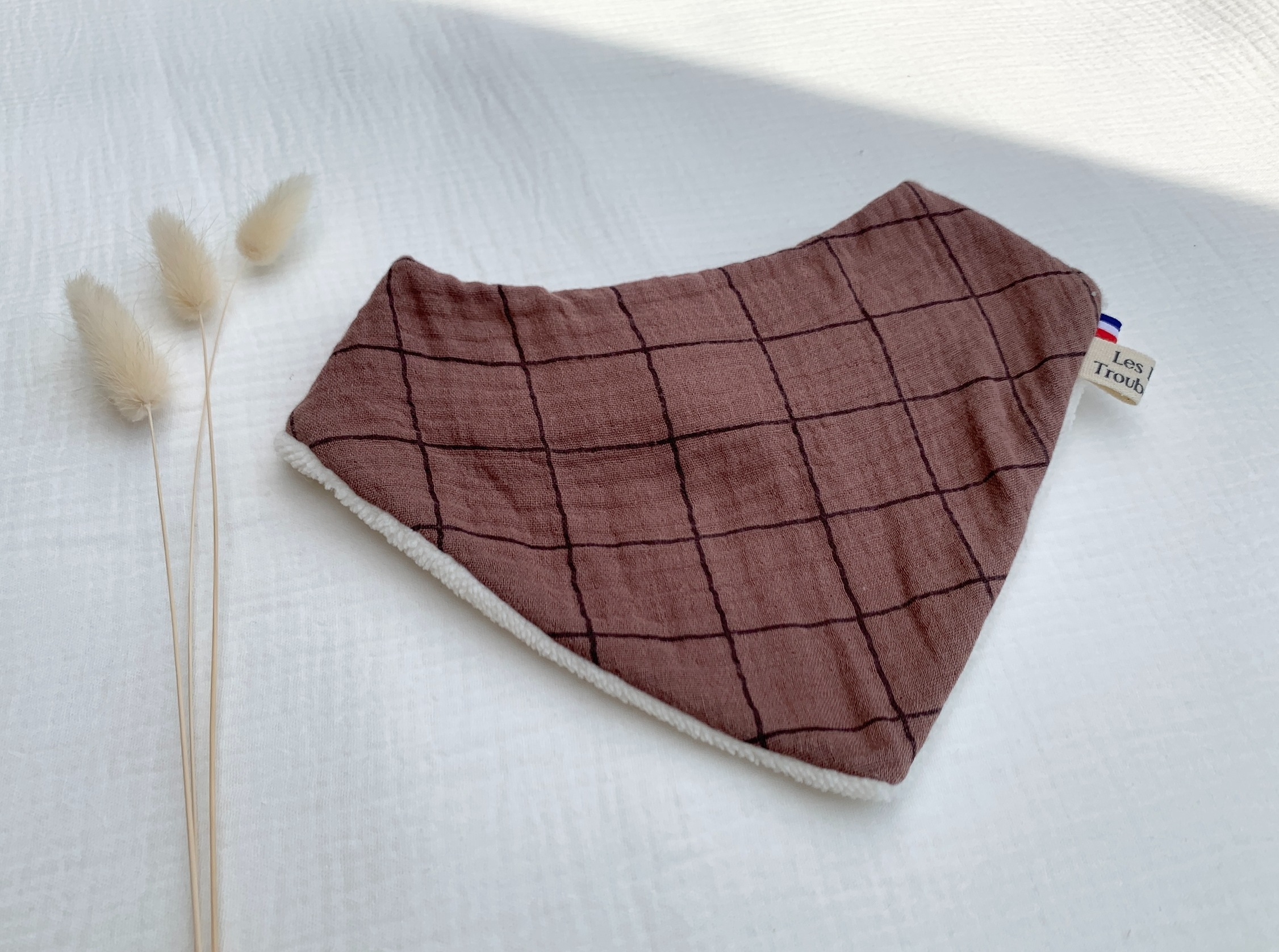 bavoir bandana double gaze grands carreaux chocolat