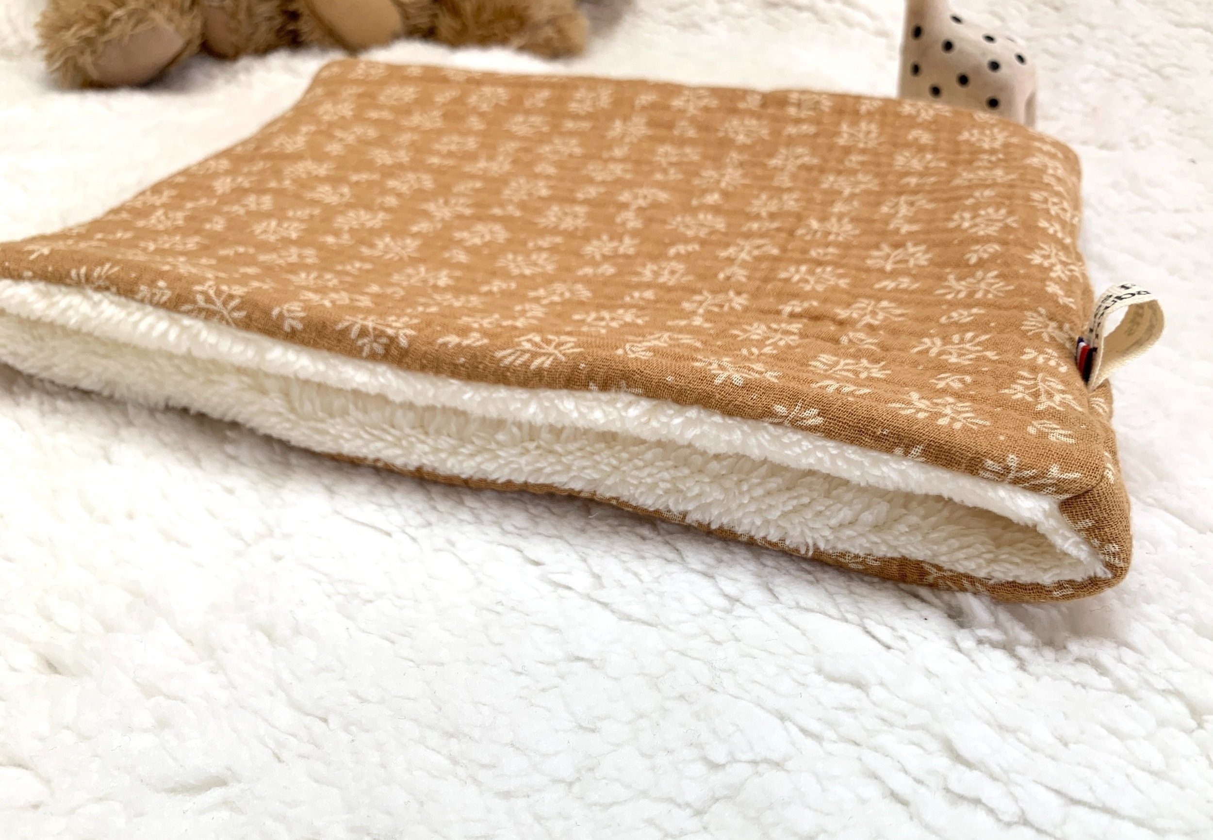 tour de cou double gaze de coton camel à fleurs blanches