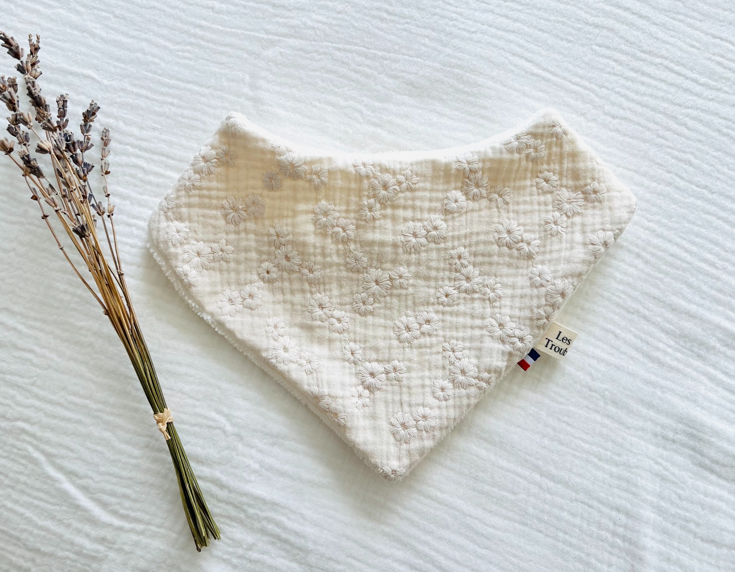 bavoir bandana double gaze brodée écrue