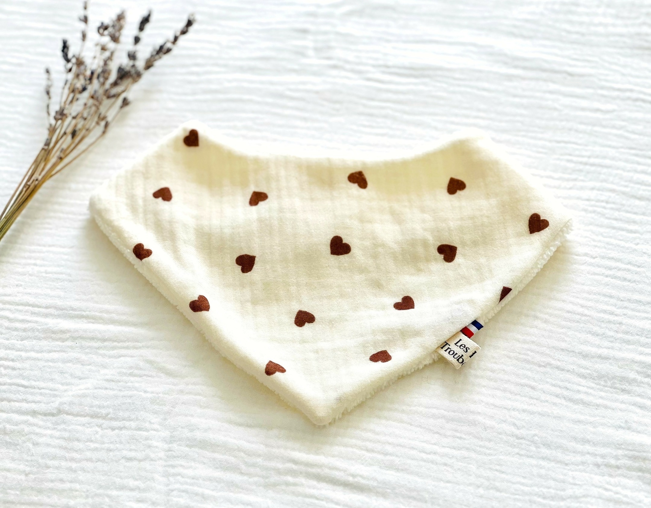 bavoir bandana double gaze petits coeurs chocolats