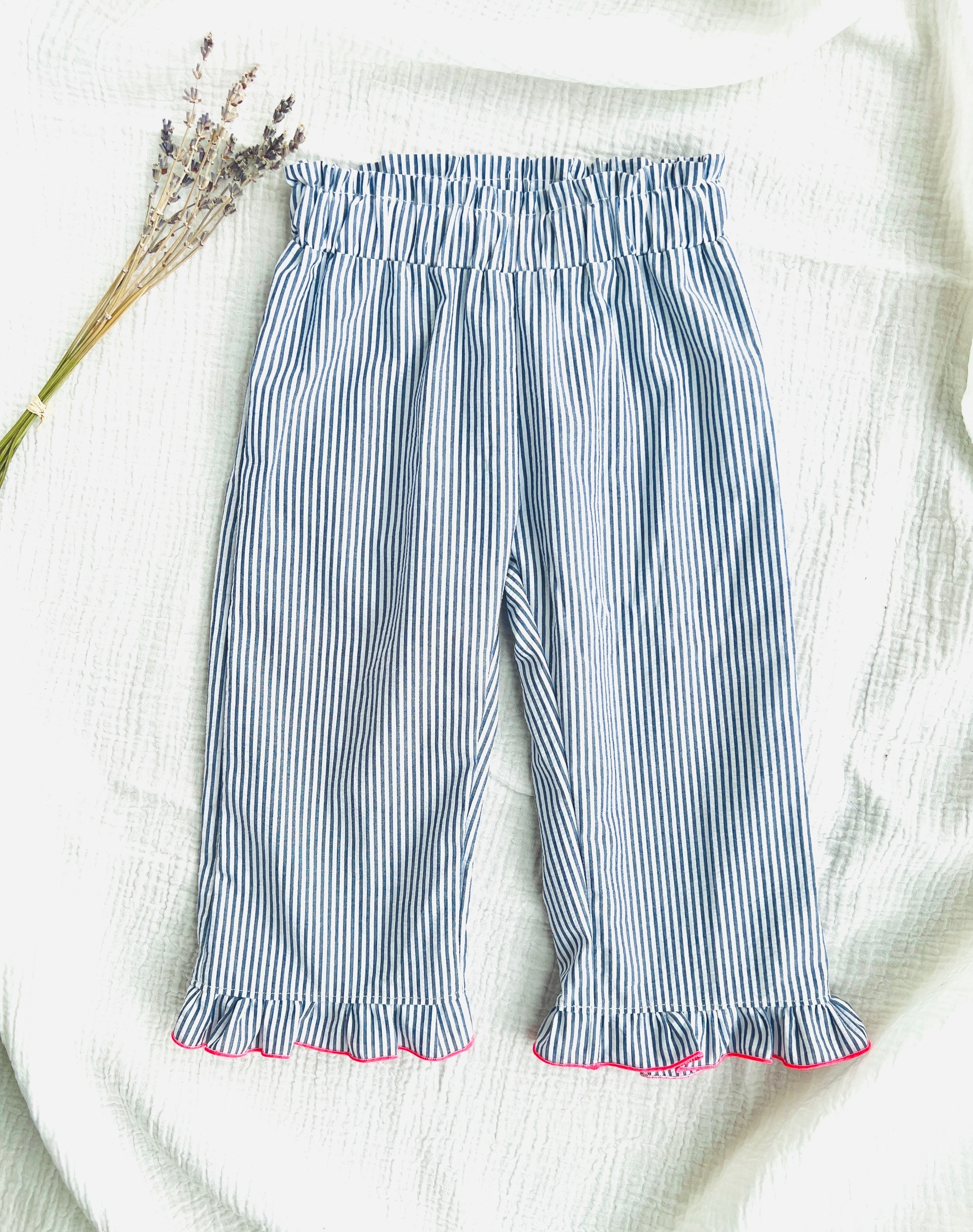 pantalon large en seersucker rayé marine et fluo rose