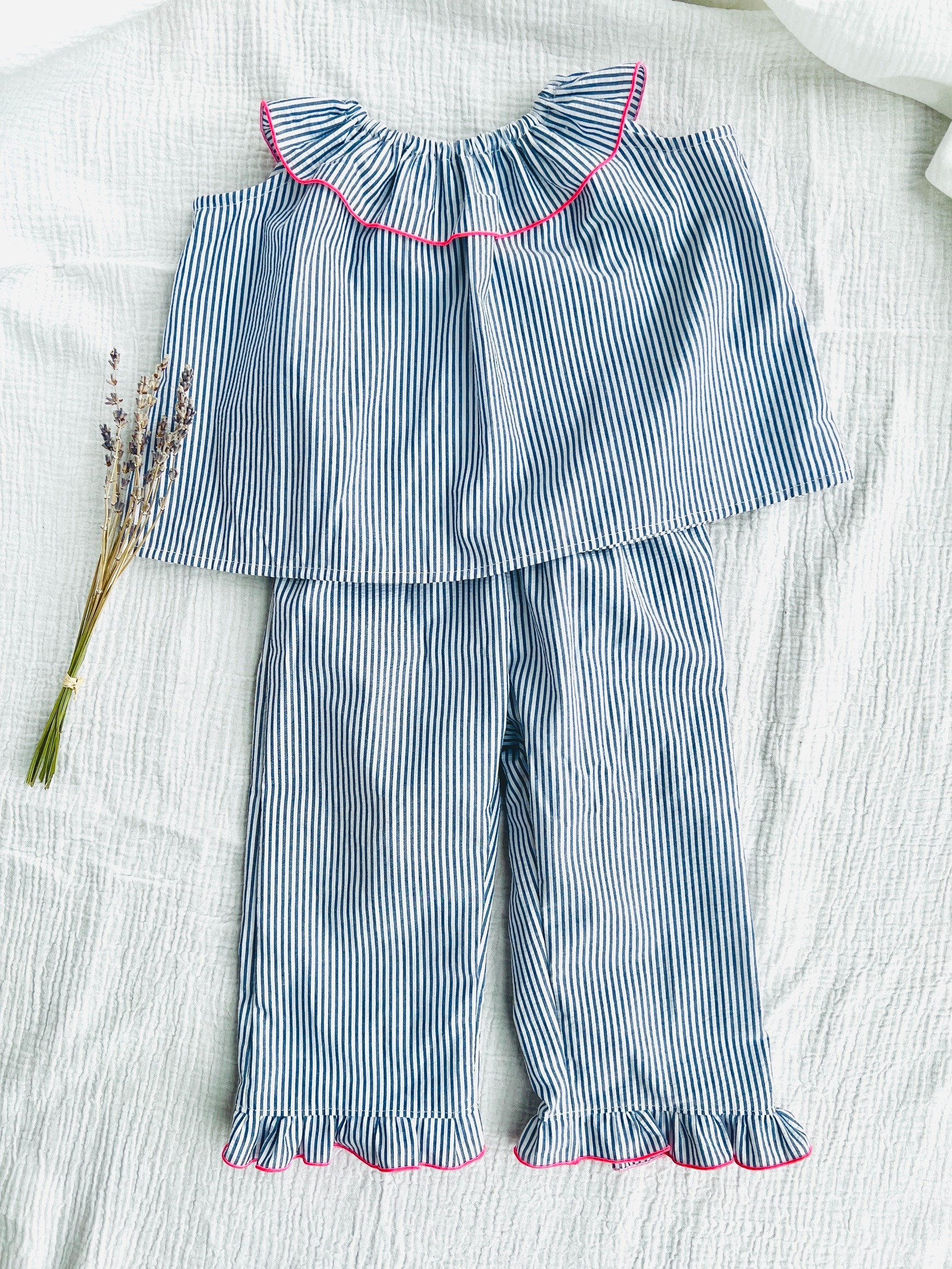 ensemble blouse pantalon seersucker rayé marine et roulotté rose fluo