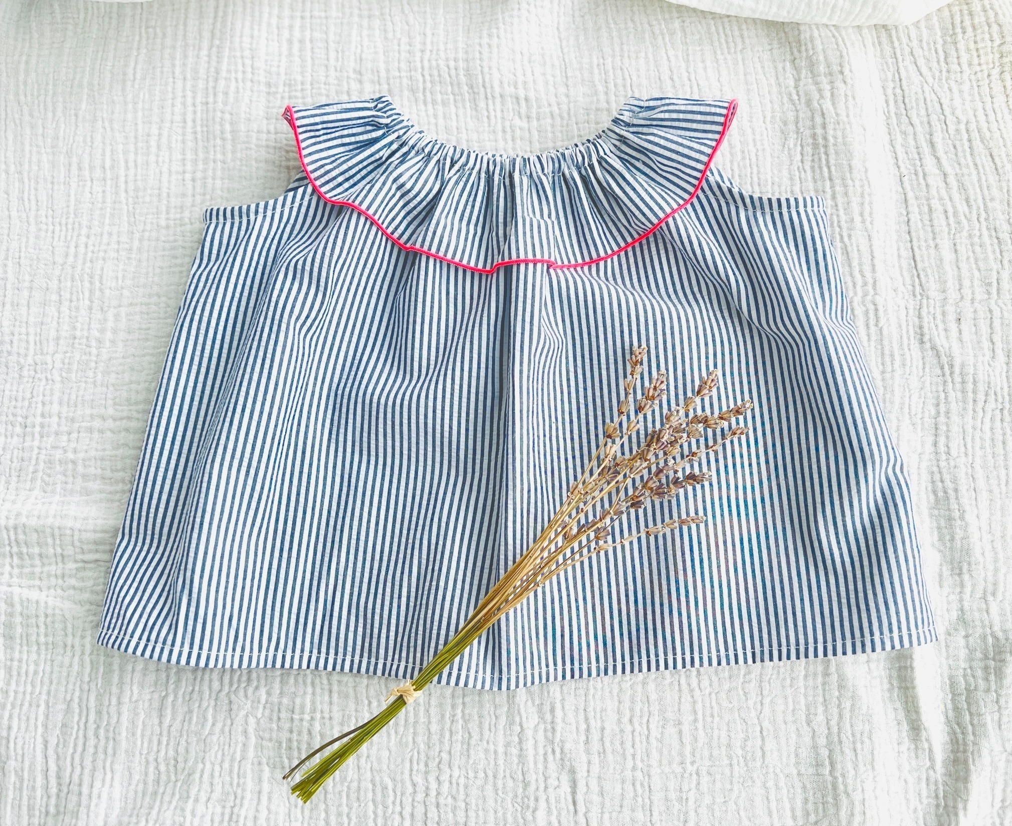 blouse seersucker rayé marine et roulotté fluo rose