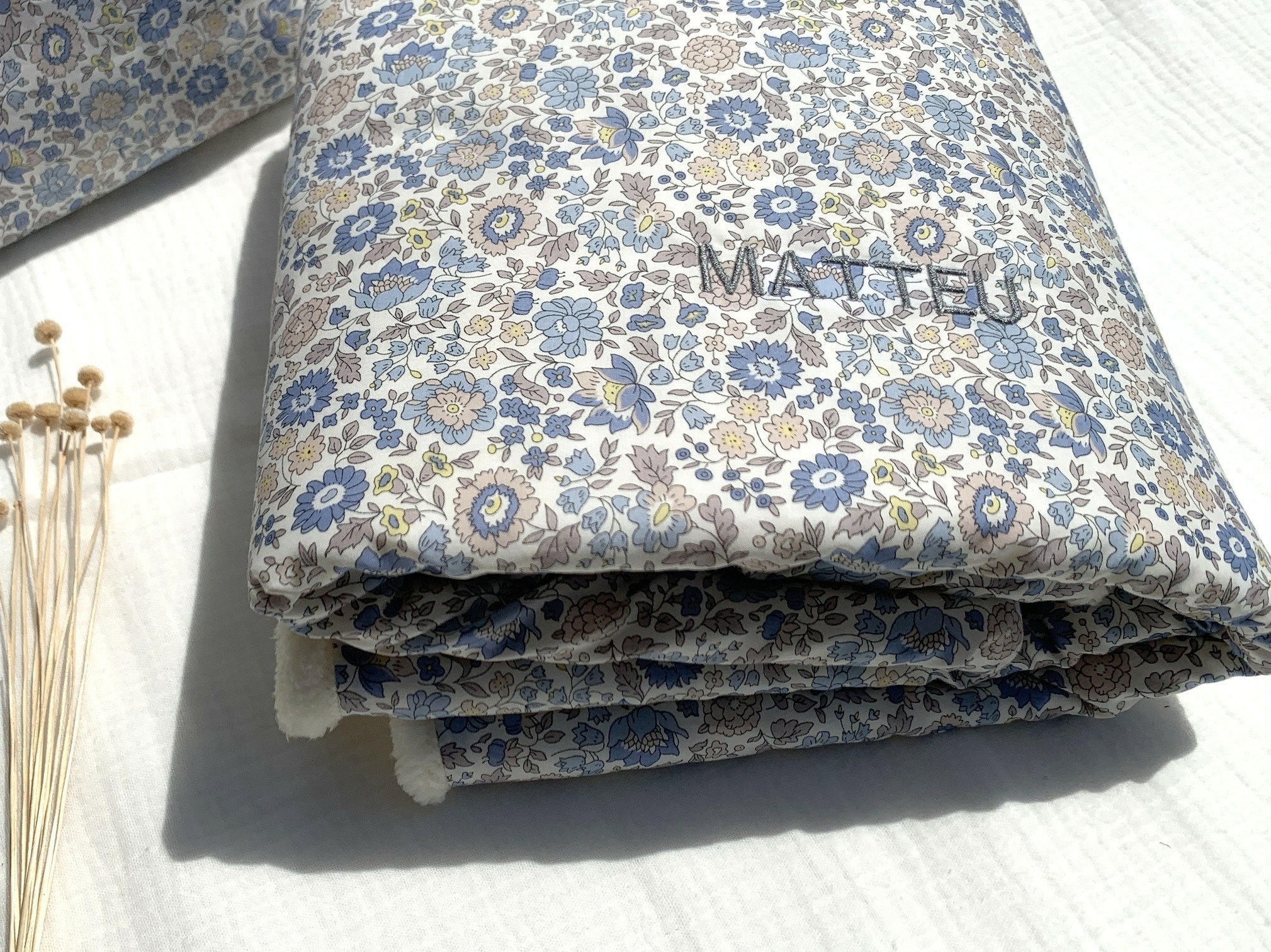 Couverture Liberty of London dAnjo brodée