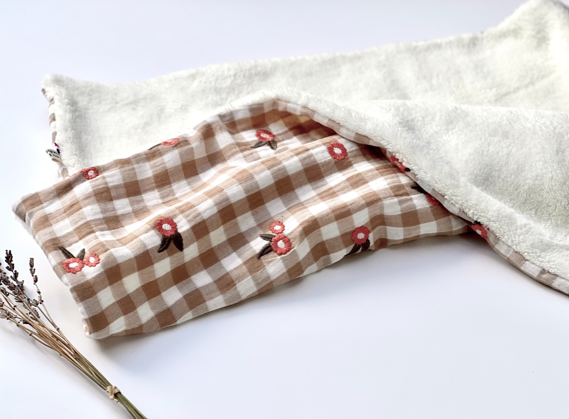couverture double gaze de coton vichy brodée de petites fleurs