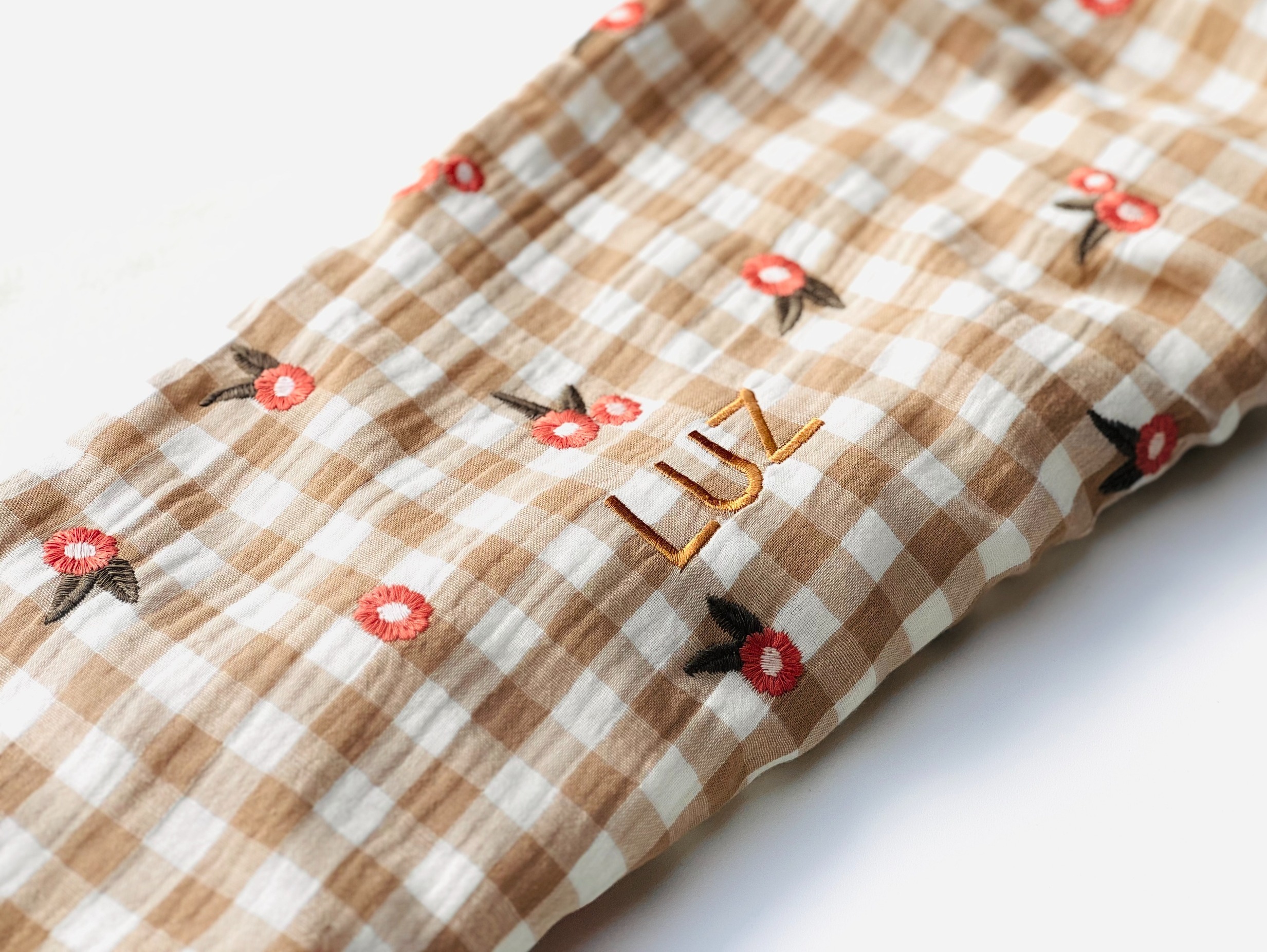couverture gaze de coton vichy brodée petites fleurs personnalisable