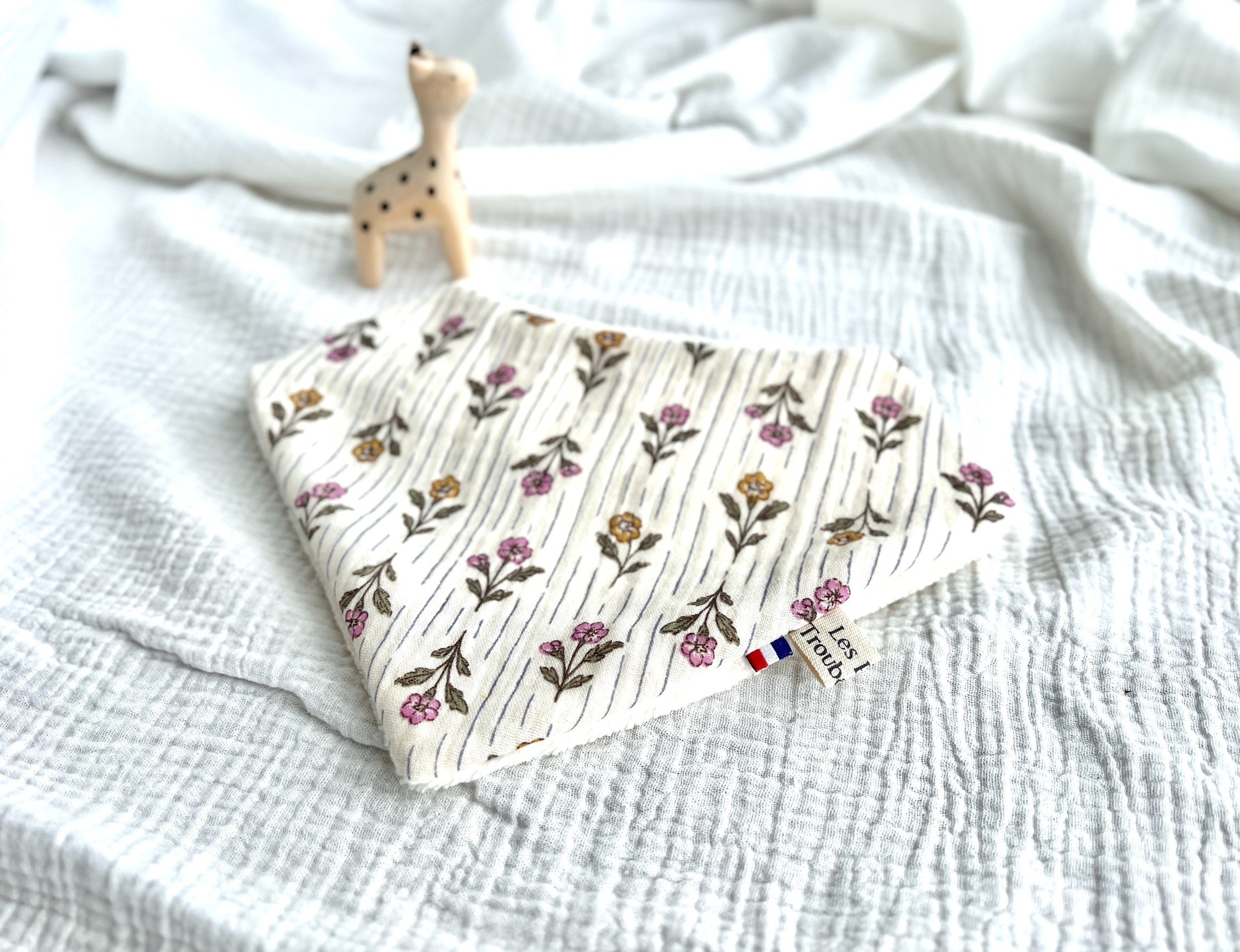 Bavoir Bandana double gaze florale écrue à fleurs roses et ocres