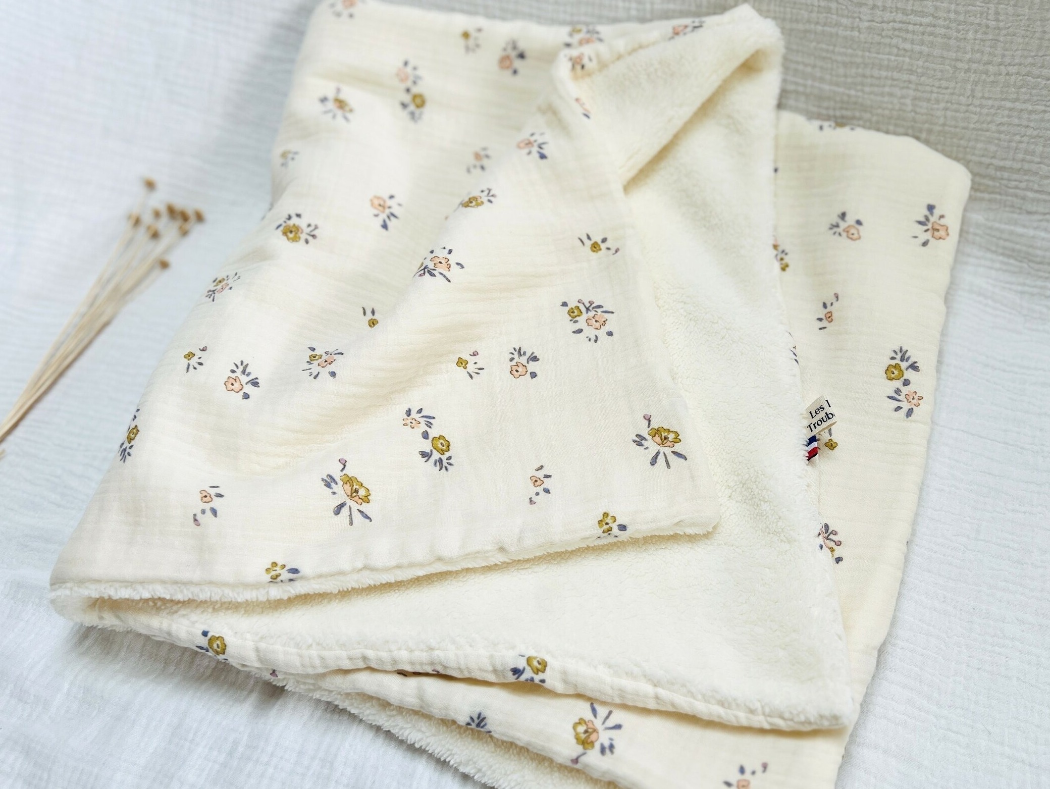 couverture bébé double gaze de coton écrue et fleurs