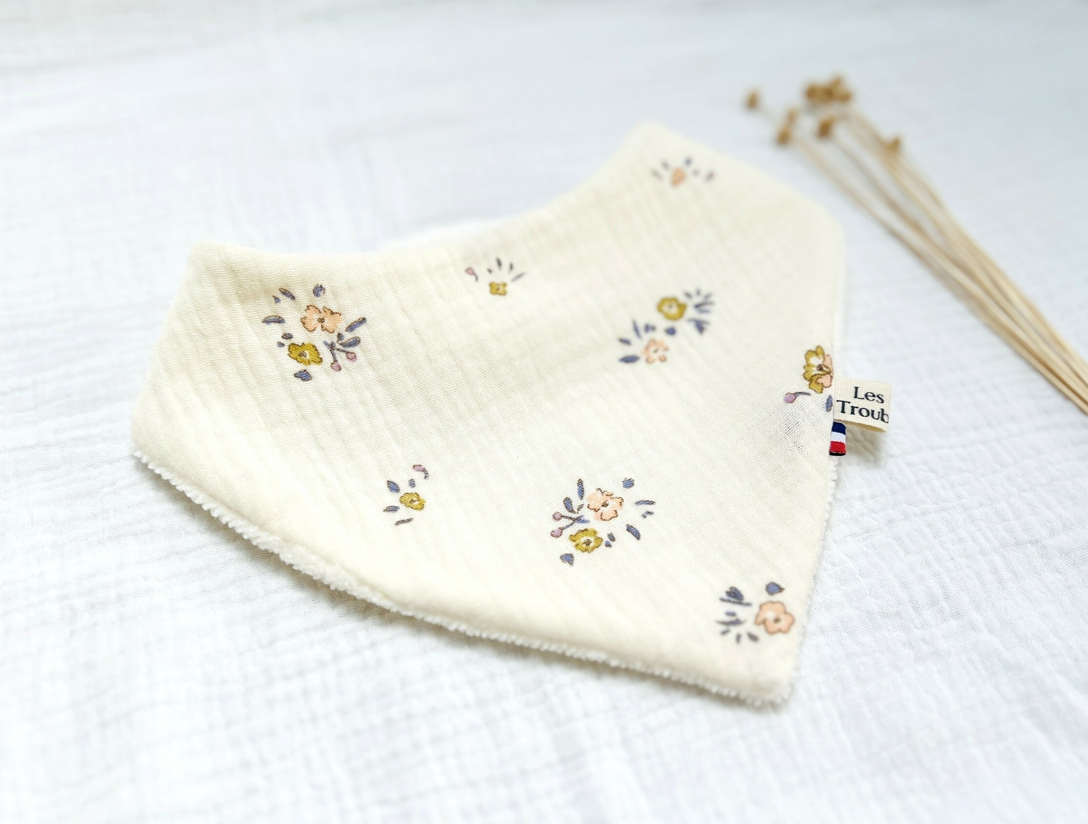 bavoir bandana double gaze de coton écrue et fleurs