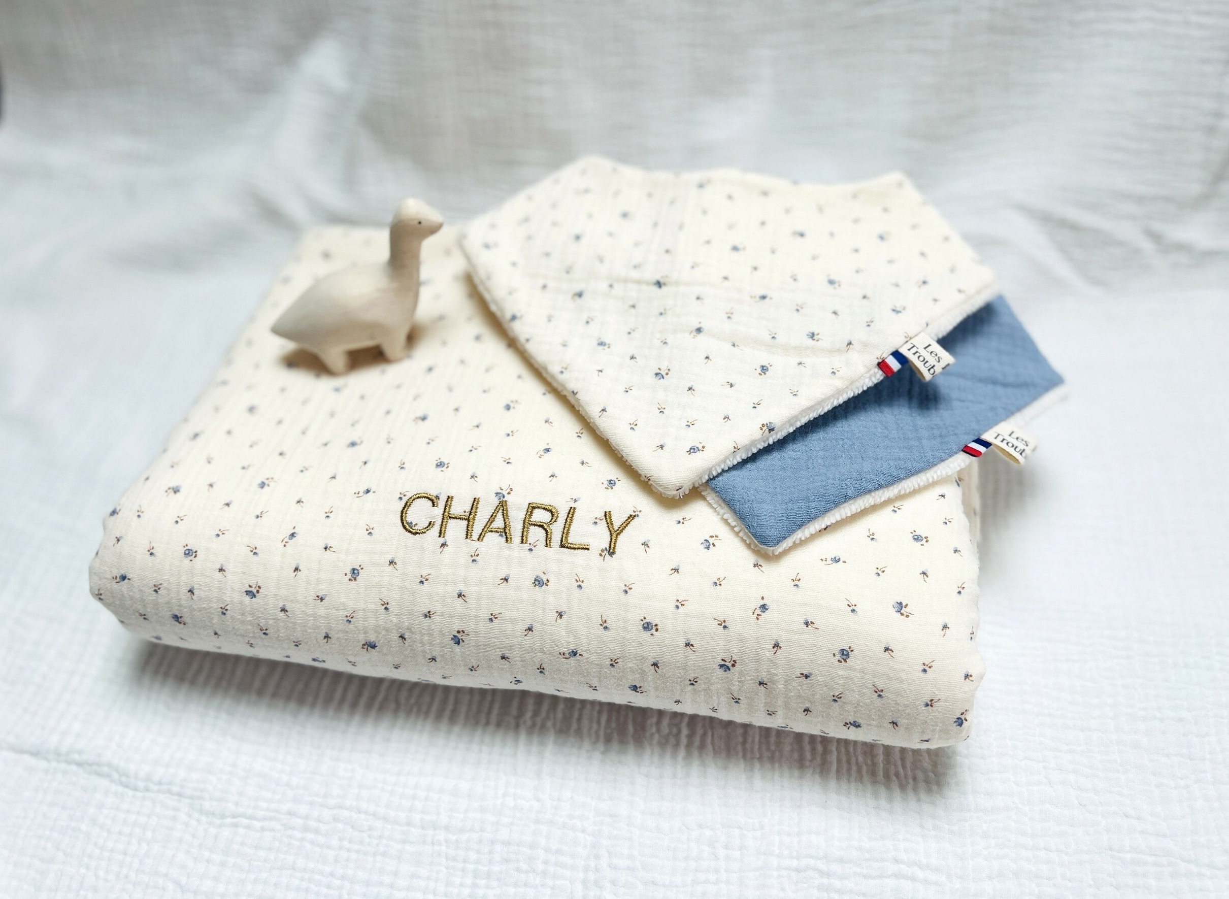 coffret naissance personnalisable double gaze de coton biologique charly fleurs bleues